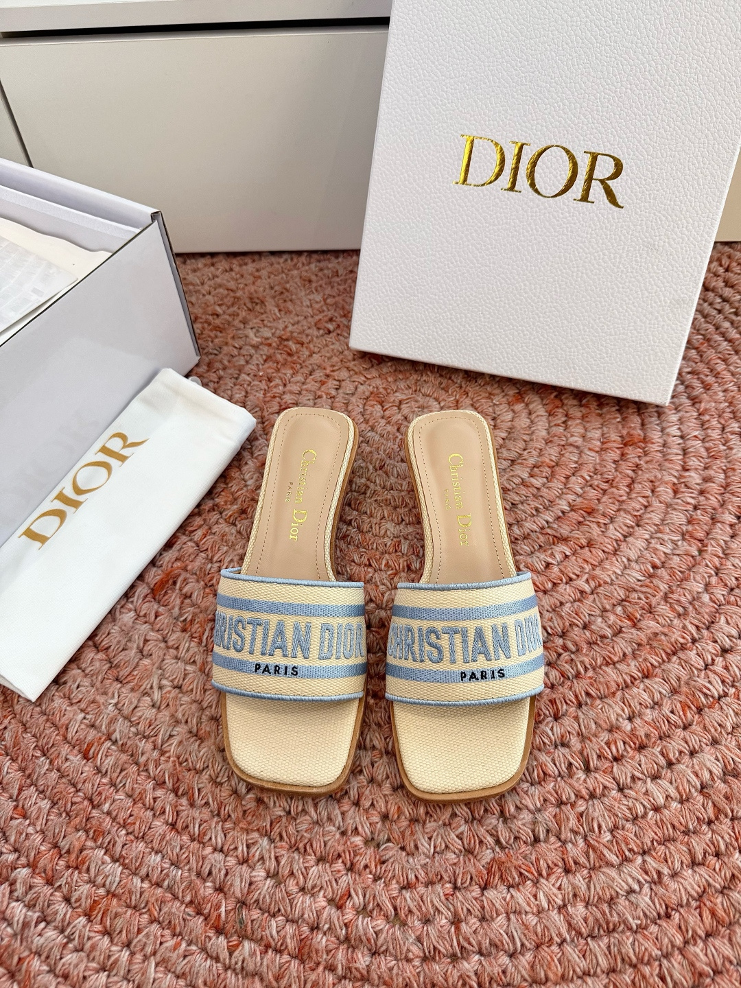 🌾G072顶级品质Dior/迪奥26WF早春新蝴蝶结编织刺绣拖鞋凉鞋标志性金属D字扣缀于鞋头侧畔哑光鎏金