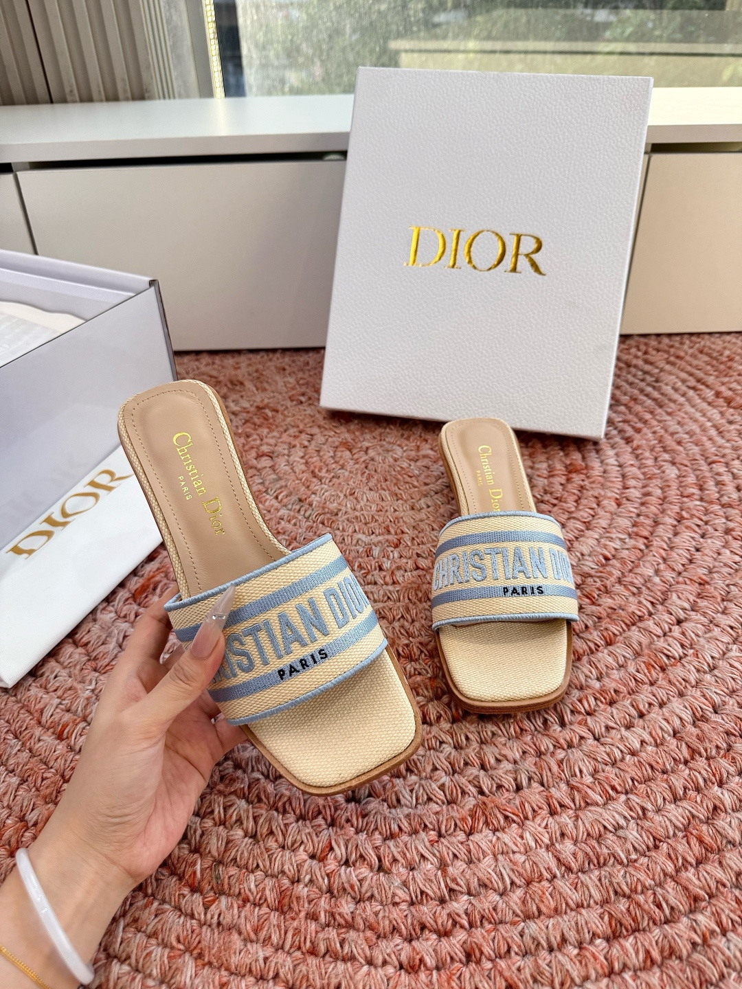 🌾G072顶级品质Dior/迪奥26WF早春新蝴蝶结编织刺绣拖鞋凉鞋标志性金属D字扣缀于鞋头侧畔哑光鎏金