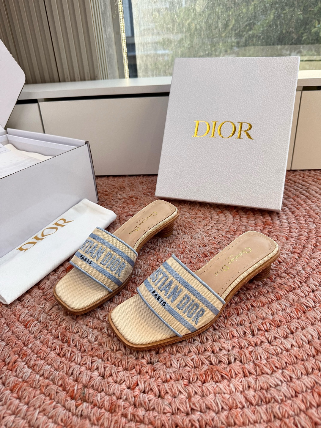🌾G072顶级品质Dior/迪奥26WF早春新蝴蝶结编织刺绣拖鞋凉鞋标志性金属D字扣缀于鞋头侧畔哑光鎏金