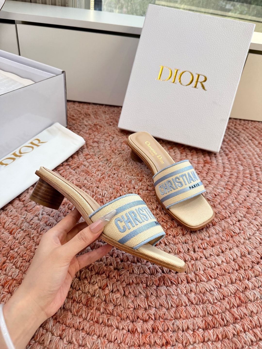 🌾G072顶级品质Dior/迪奥26WF早春新蝴蝶结编织刺绣拖鞋凉鞋标志性金属D字扣缀于鞋头侧畔哑光鎏金