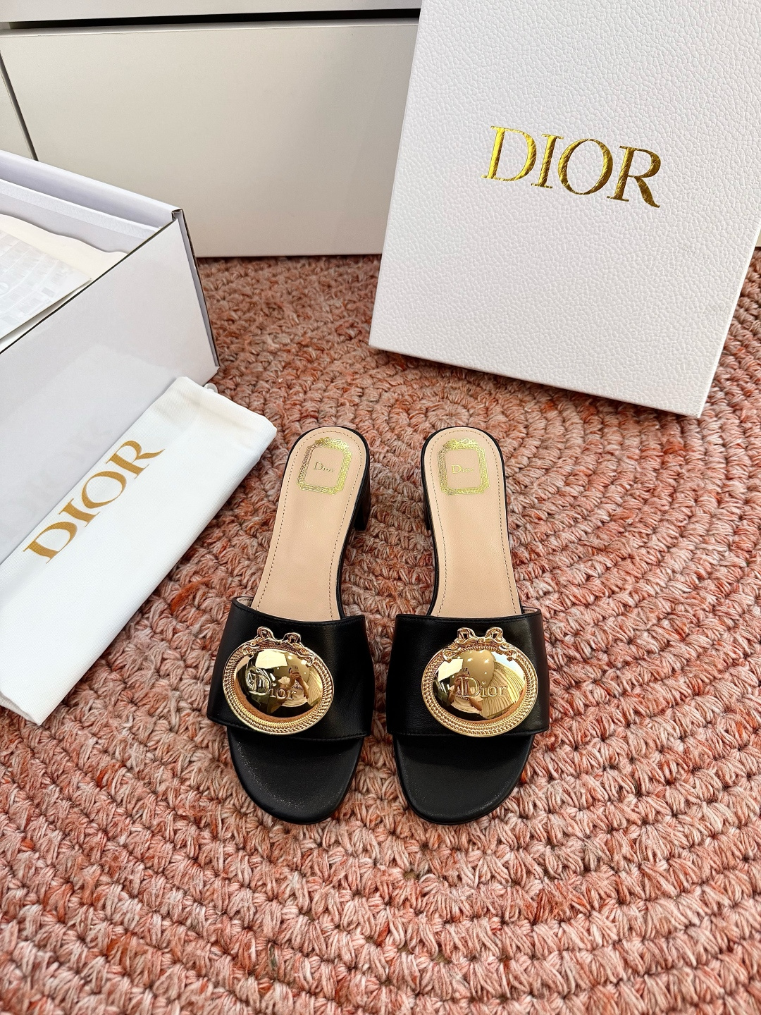 🌾G072顶级品质Dior/迪奥26WF早春新蝴蝶结编织刺绣拖鞋凉鞋标志性金属D字扣缀于鞋头侧畔哑光鎏金