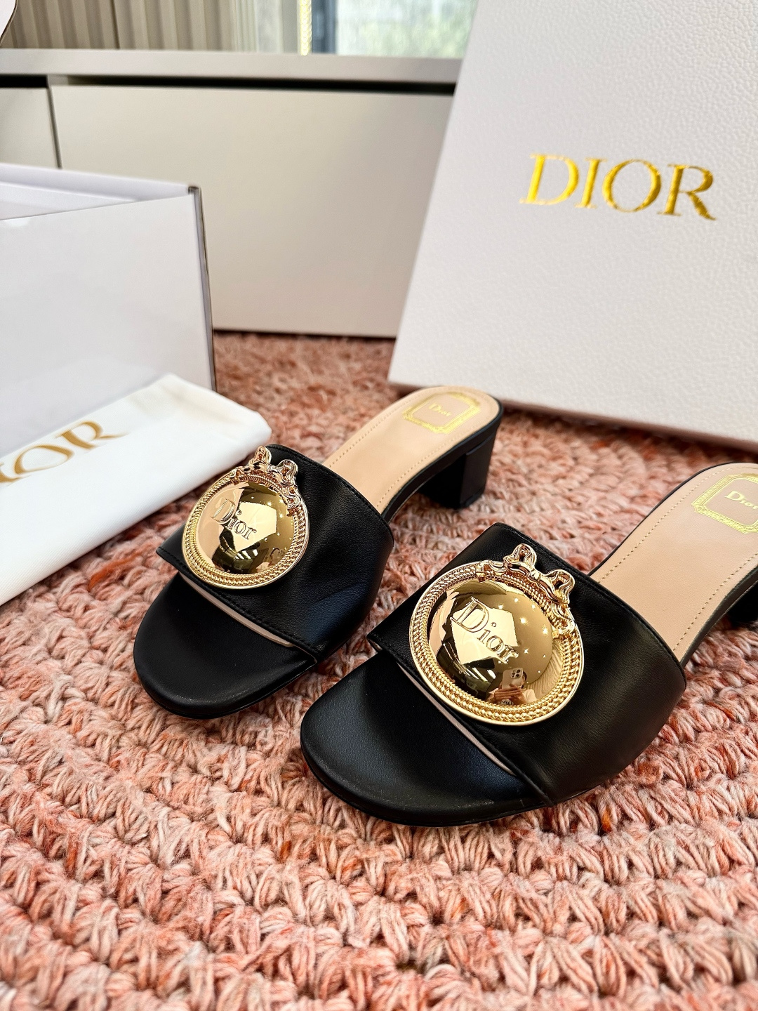 🌾G072顶级品质Dior/迪奥26WF早春新蝴蝶结编织刺绣拖鞋凉鞋标志性金属D字扣缀于鞋头侧畔哑光鎏金