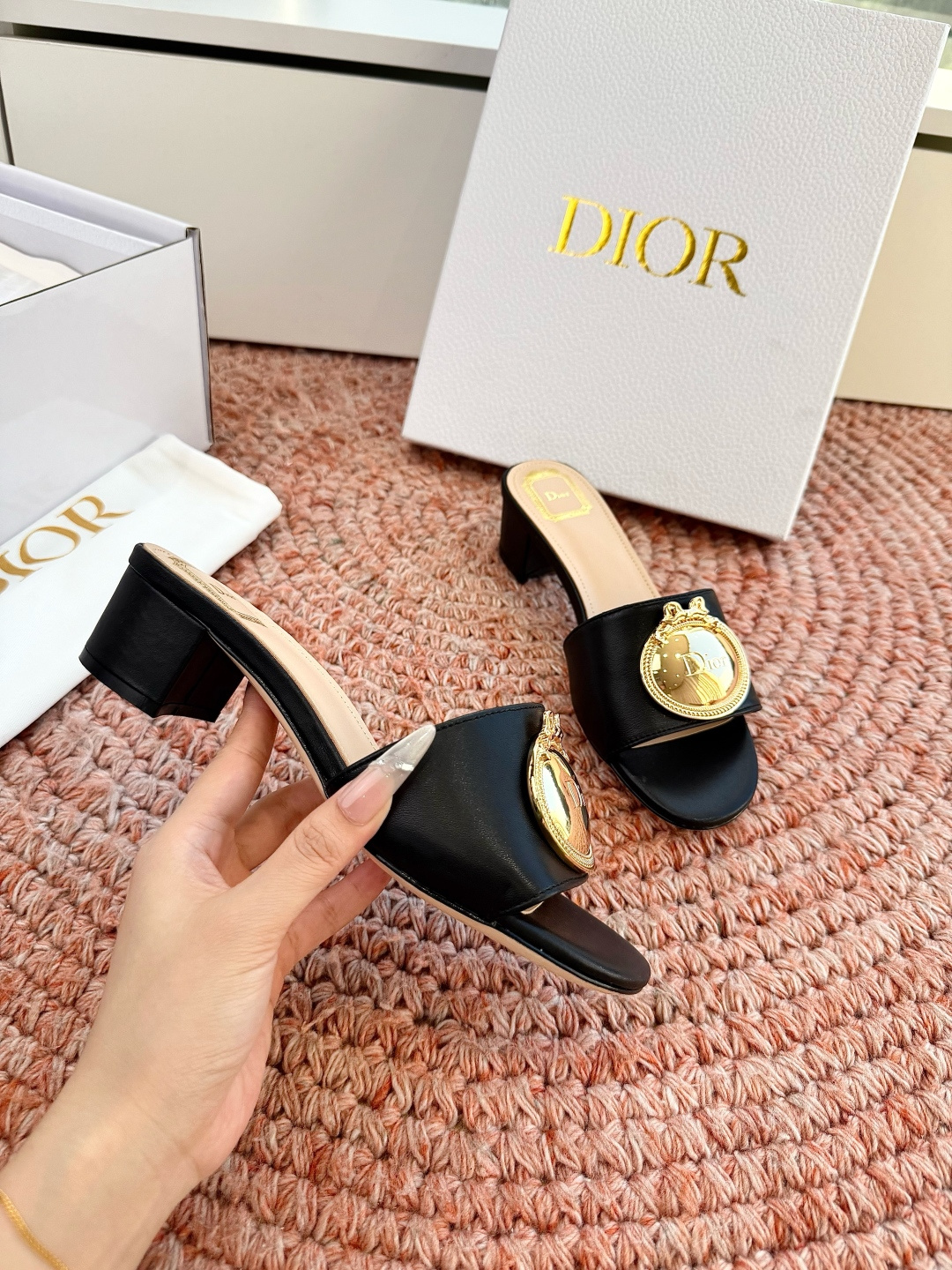 🌾G072顶级品质Dior/迪奥26WF早春新蝴蝶结编织刺绣拖鞋凉鞋标志性金属D字扣缀于鞋头侧畔哑光鎏金