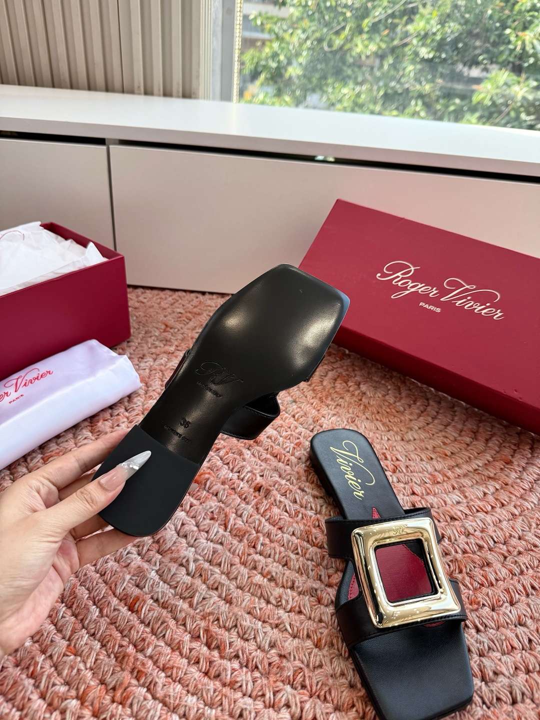 🌾所见即所得代购级别G209𝐑𝐨𝐠𝐞𝐫 𝐕𝐢𝐯𝐢* RV2026最新款系列钻扣凉鞋法式复古感好迷人一眼就