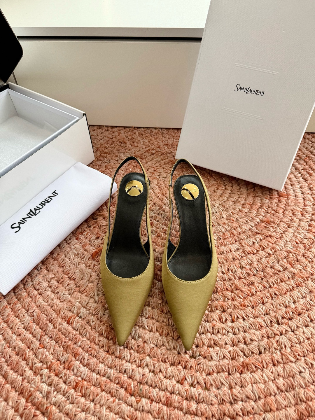 NO:876628,Top-quality Saint Laurent/Yves Saint Laurent LeeYSL sister's beauty is another Saint Laurent in the world. Rose's high-heeled shoes, sandals and slippers are very good at modifying the foot shape, and the luxurious metal chain. In recent years, SLP has become more and more aware of women in high-heeled shoes and has moved away from the embarrassing design impression of ysl beautiful sandals and slippers. Upper plate material. Genuine leather outsole. Size 35-41 (40.41 customized, non-returnable and non-exchangeable), high-heeled sandals, loro  piana,saint laurent,saint laurent,saint laurent,sandals,high heels,slippers,Leather soles19860909顶级品质Saint Laurent / 圣罗兰LeeYSL姐姐的美丽尤物又是人间圣罗兰 Rose同款的高跟鞋凉鞋拖鞋化很好修饰脚型,奢华金属链 这几年SLP是在高跟鞋越来越懂女人了朝摒奔了款的尴尬设计印象ysl绝美凉鞋拖鞋 鞋面对版材质 鞋底真皮大底 尺码35-41(40.41定制不退不换),高跟鞋凉鞋,loro piana,saint laurent,saint laurent,saint laurent,sandals,high heels,slippers,Leather soles,Women's Shoes