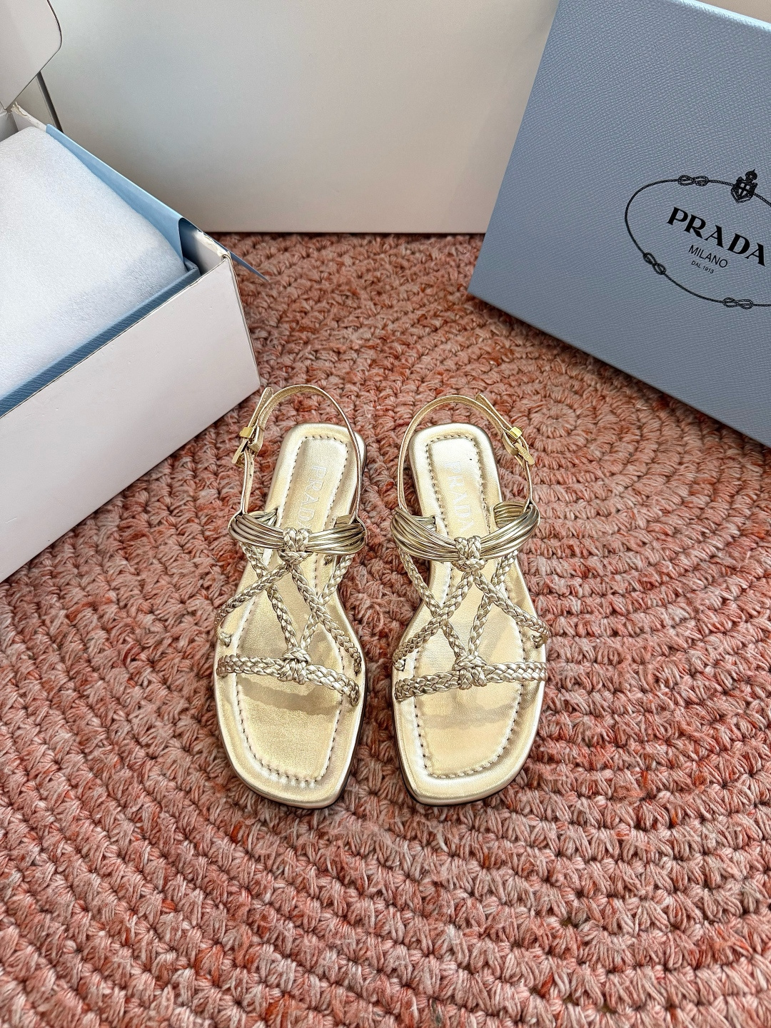🌾G887@2026新款 💙Prada 普拉达夹脚复古凉鞋未来科技感满满 时尚界久违的极简之美 时髦又精