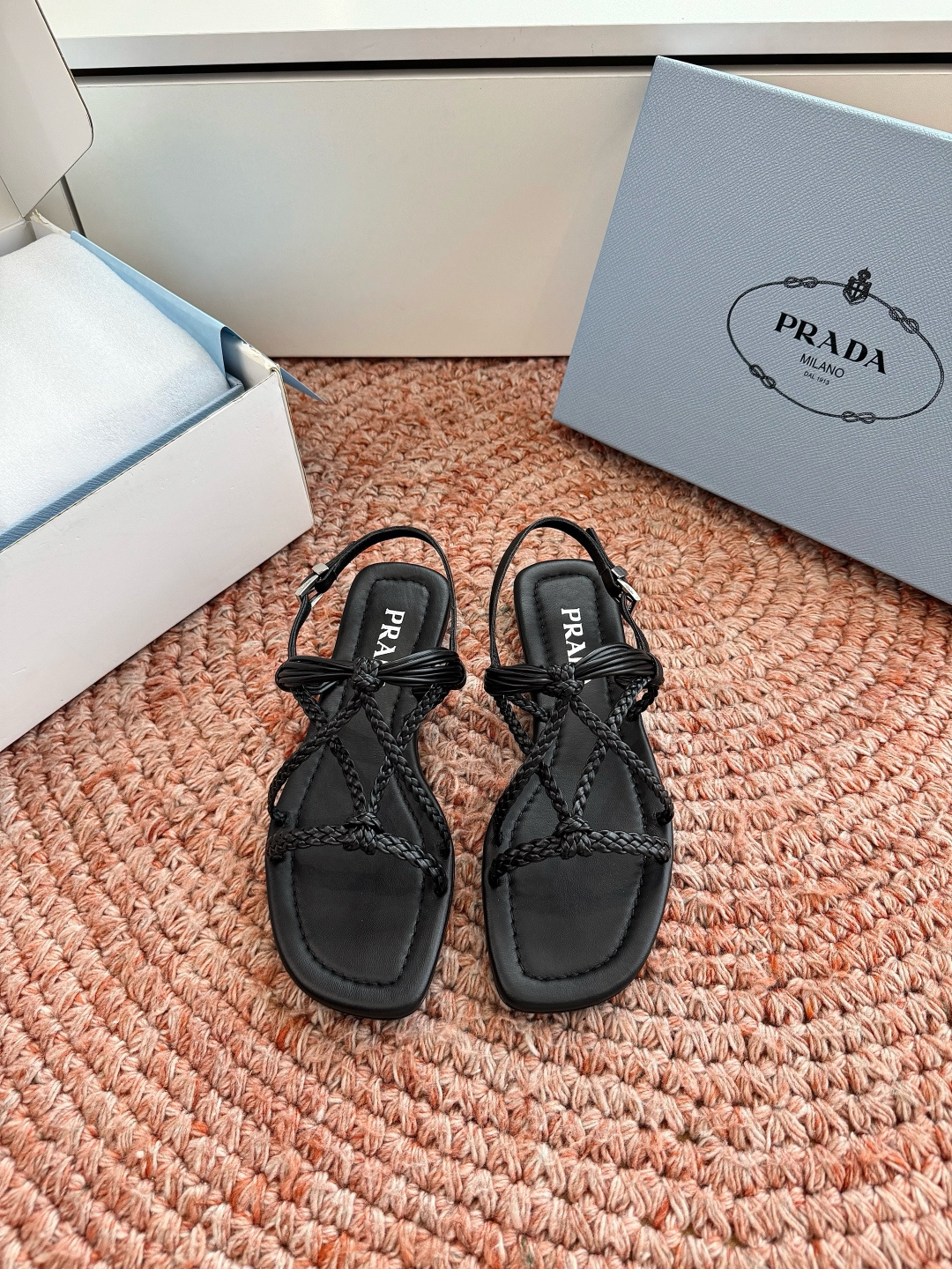🌾G887@2026新款 💙Prada 普拉达夹脚复古凉鞋未来科技感满满 时尚界久违的极简之美 时髦又精