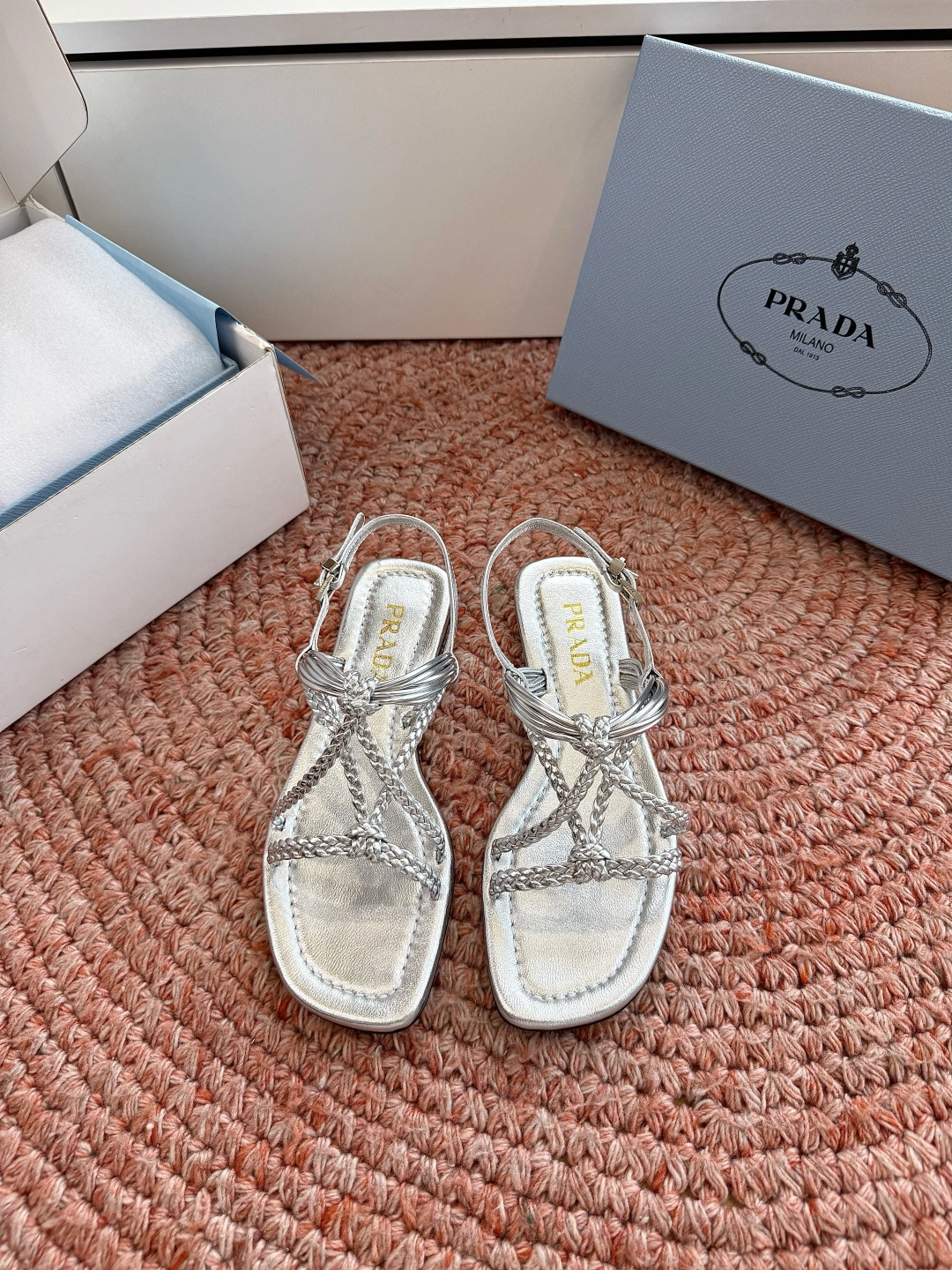 🌾G887@2026新款 💙Prada 普拉达夹脚复古凉鞋未来科技感满满 时尚界久违的极简之美 时髦又精