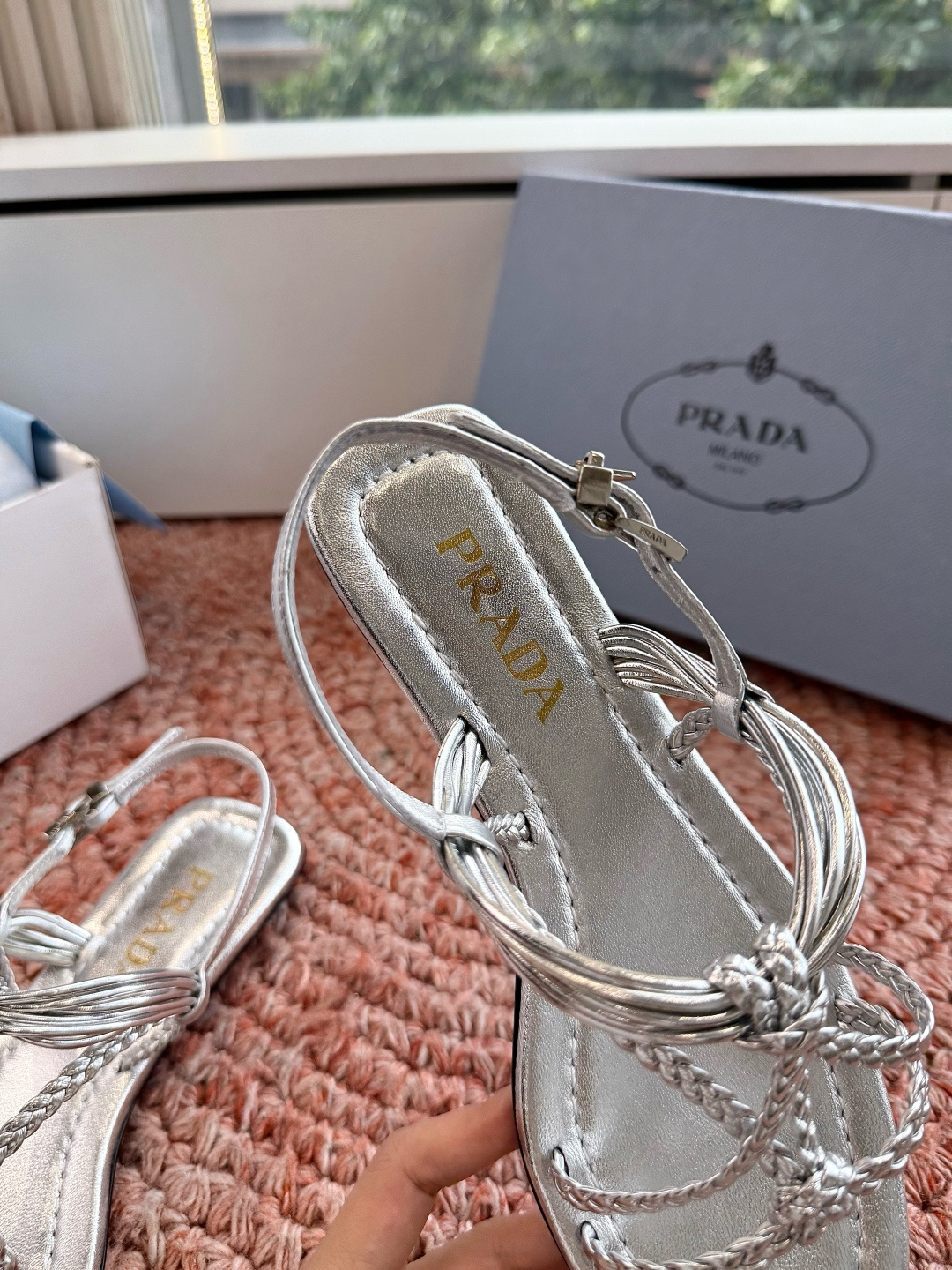 🌾G887@2026新款 💙Prada 普拉达夹脚复古凉鞋未来科技感满满 时尚界久违的极简之美 时髦又精 🌾G887@2026新款 💙Prada 普拉达夹脚复古凉鞋未来科技感满满 时尚界久违的极简之美 时髦又精