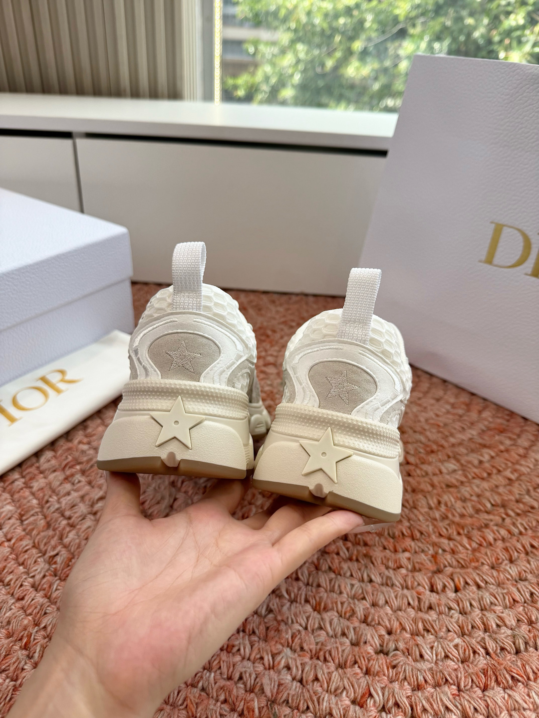 🌾G133C'est Dior 迪奥 2026新色全新休闲运动鞋以牛皮革和网眼织物制作，轻盈透气。侧边的