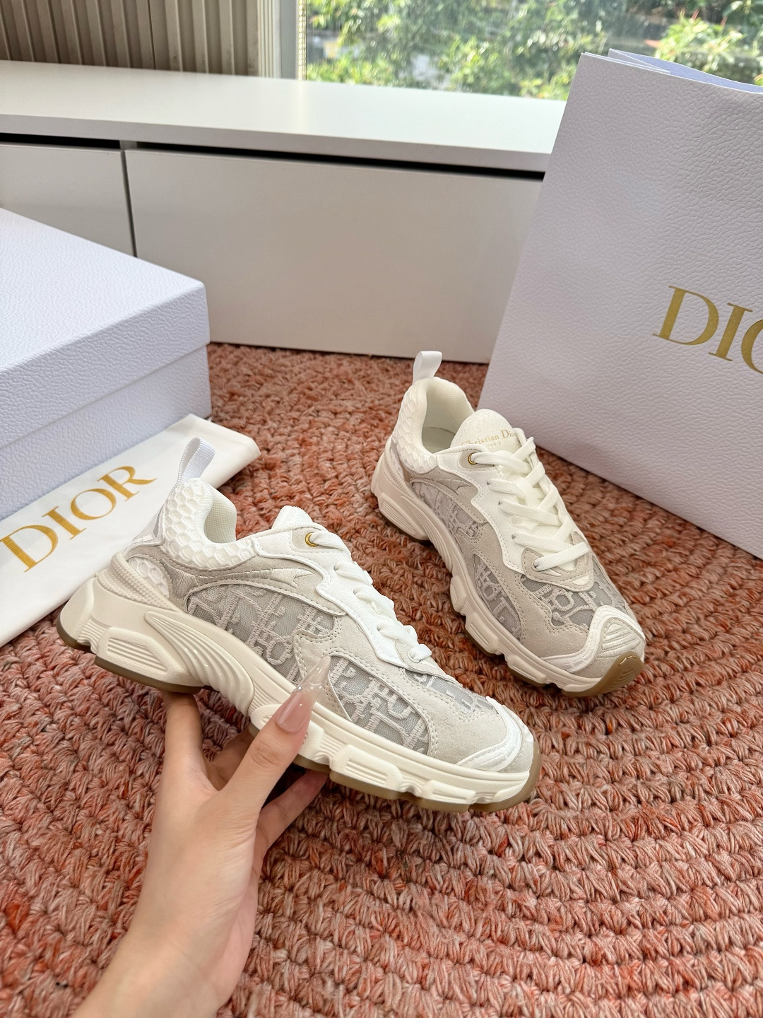 🌾G133C'est Dior 迪奥 2026新色全新休闲运动鞋以牛皮革和网眼织物制作，轻盈透气。侧边的
