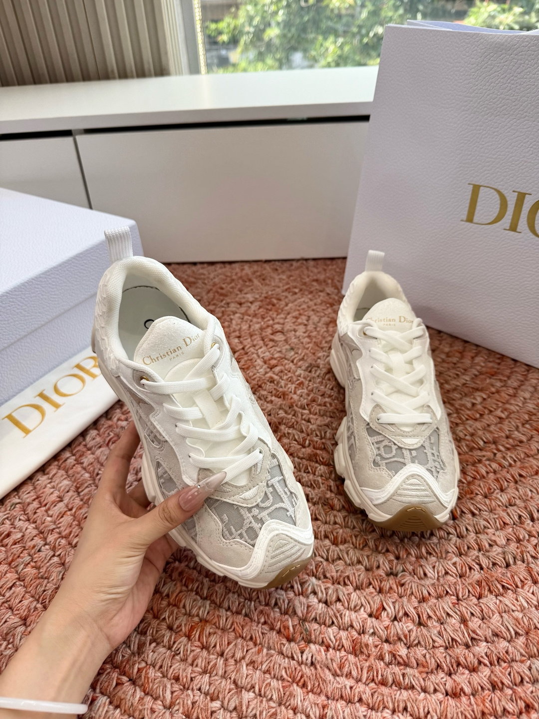 🌾G133C'est Dior 迪奥 2026新色全新休闲运动鞋以牛皮革和网眼织物制作，轻盈透气。侧边的