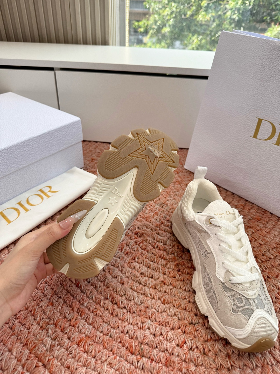 🌾G133C'est Dior 迪奥 2026新色全新休闲运动鞋以牛皮革和网眼织物制作，轻盈透气。侧边的