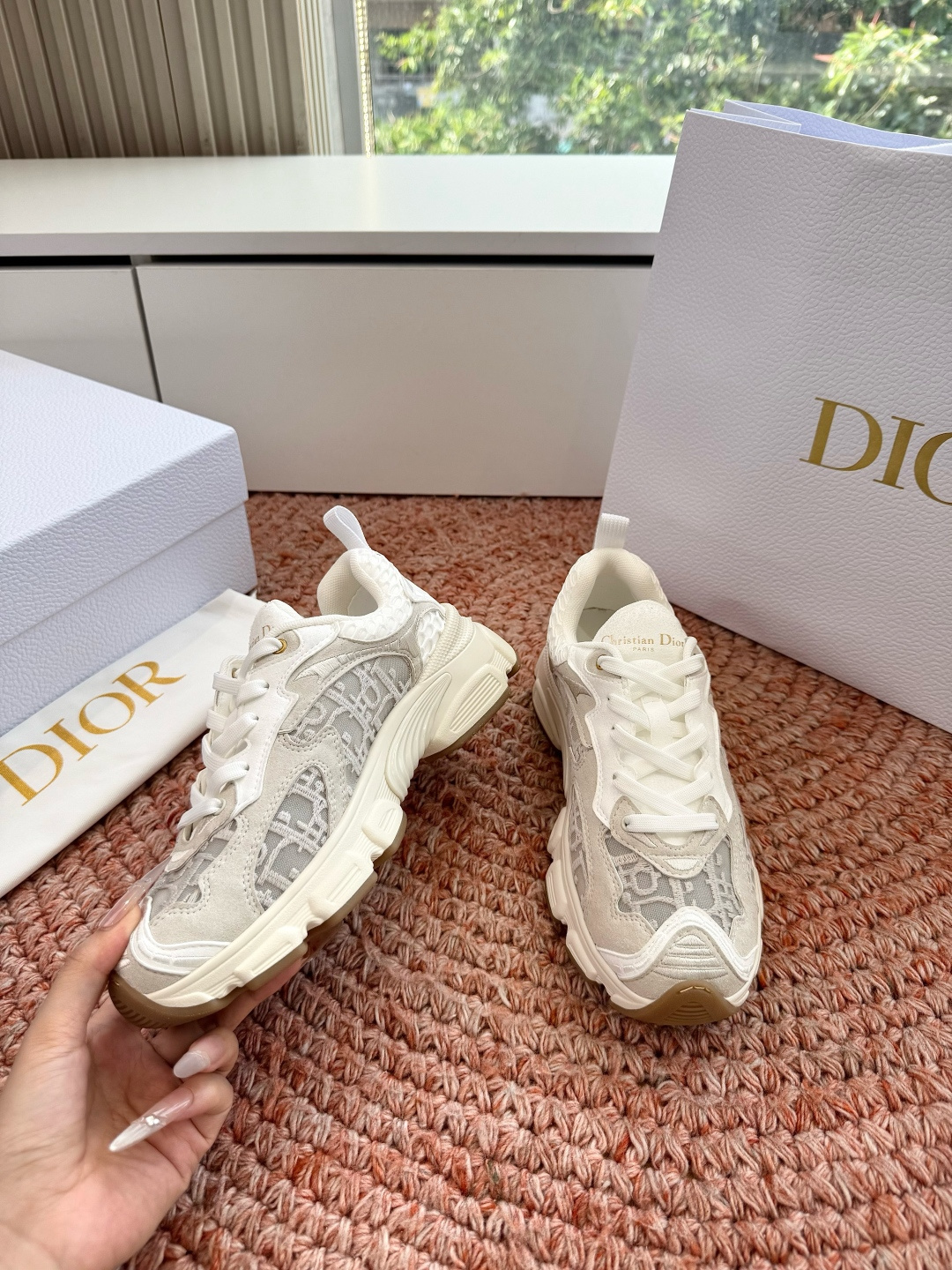 🌾G133C'est Dior 迪奥 2026新色全新休闲运动鞋以牛皮革和网眼织物制作，轻盈透气。侧边的