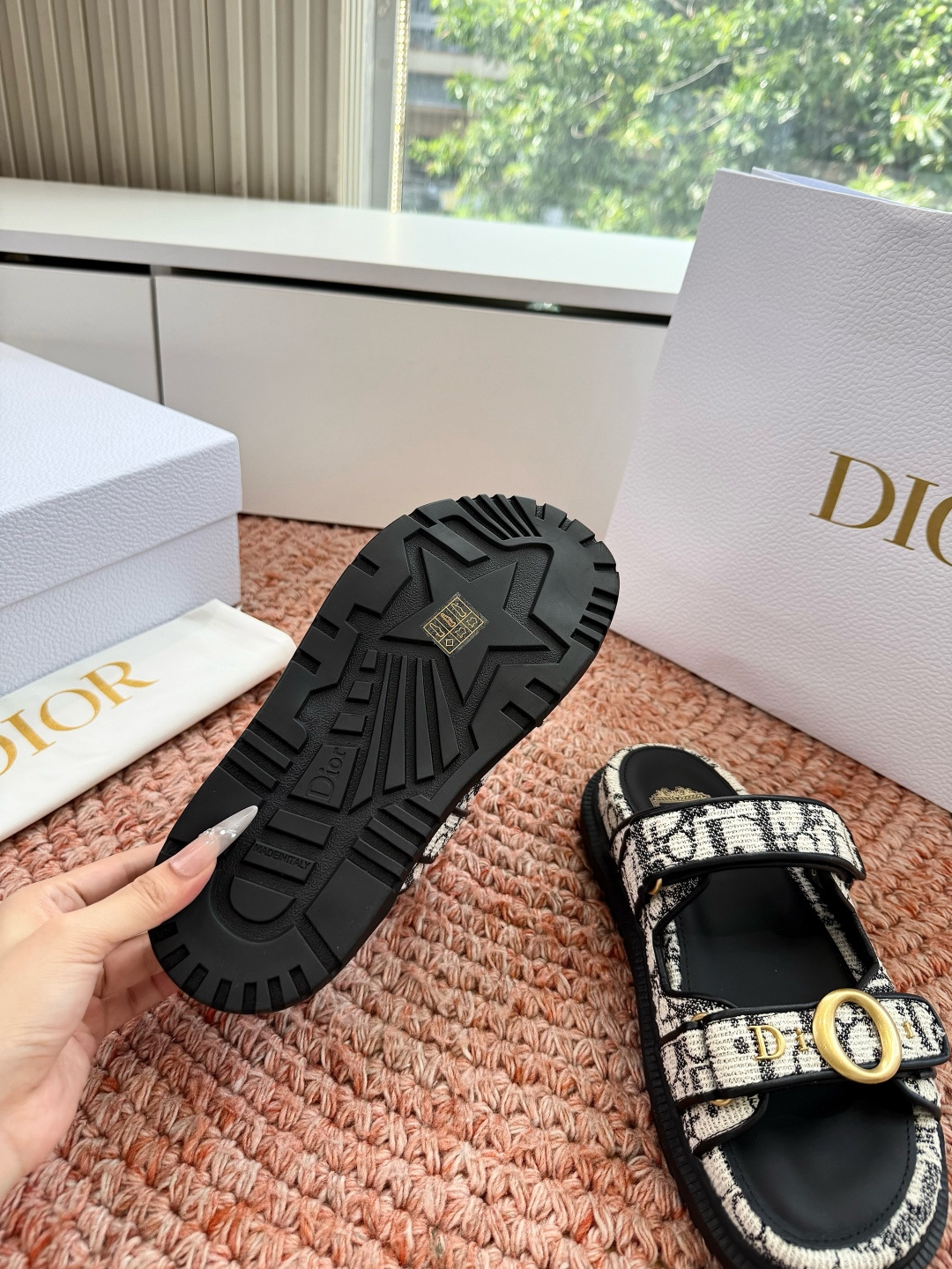 🌾代购级G133𝐃𝐢𝐎𝐑 迪奥2026早春新款凉鞋一眼就想要的凉鞋简单大方‘低调奢华！配上醒目的Chan