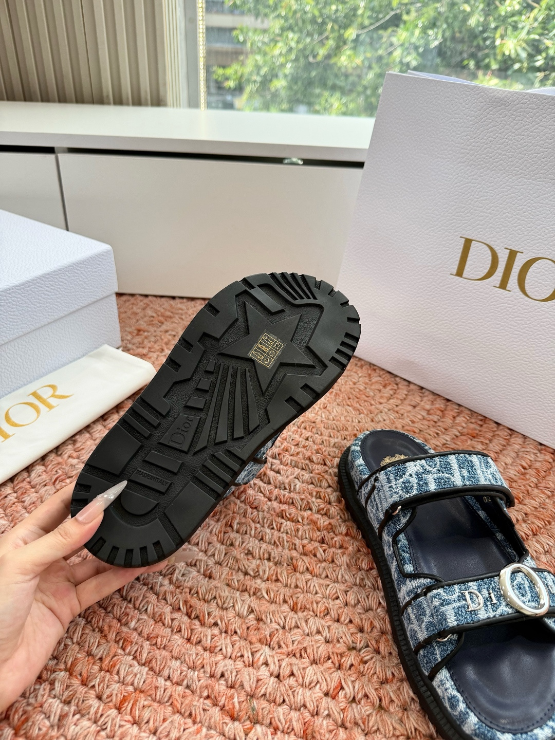 🌾代购级G133𝐃𝐢𝐎𝐑 迪奥2026早春新款凉鞋一眼就想要的凉鞋简单大方‘低调奢华！配上醒目的Chan