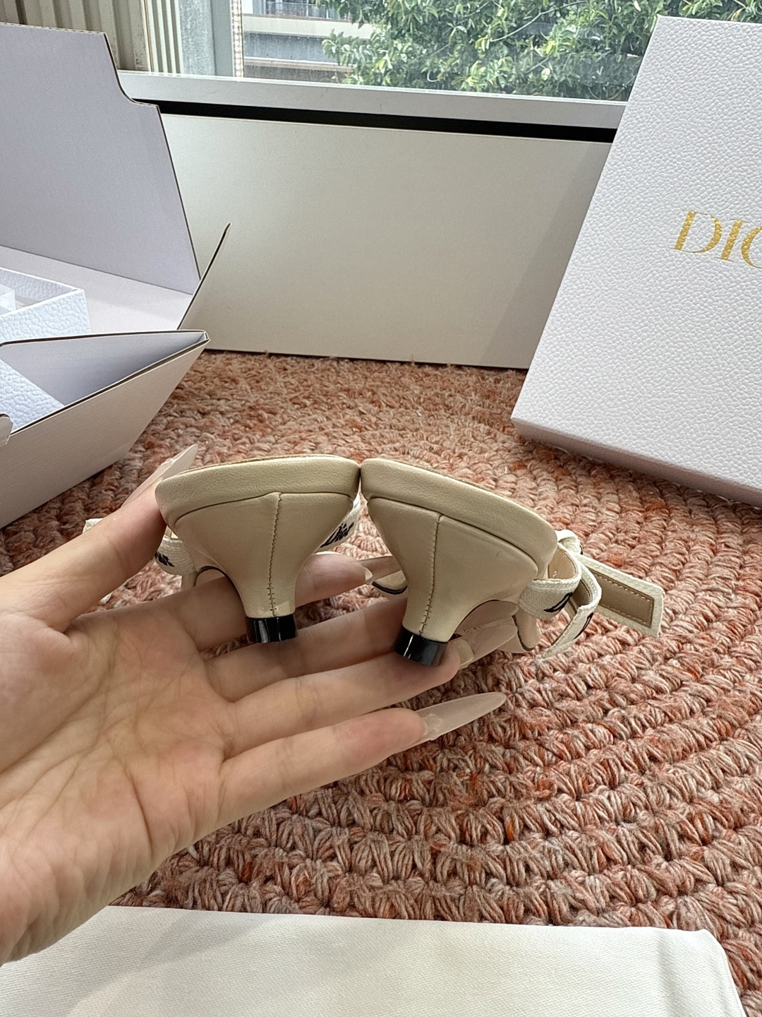 🌾G269顶级品质Dior/迪奥26WF早春新蝴蝶结刺绣高跟拖鞋凉鞋标志性金属D字扣缀于鞋头侧畔哑光鎏金