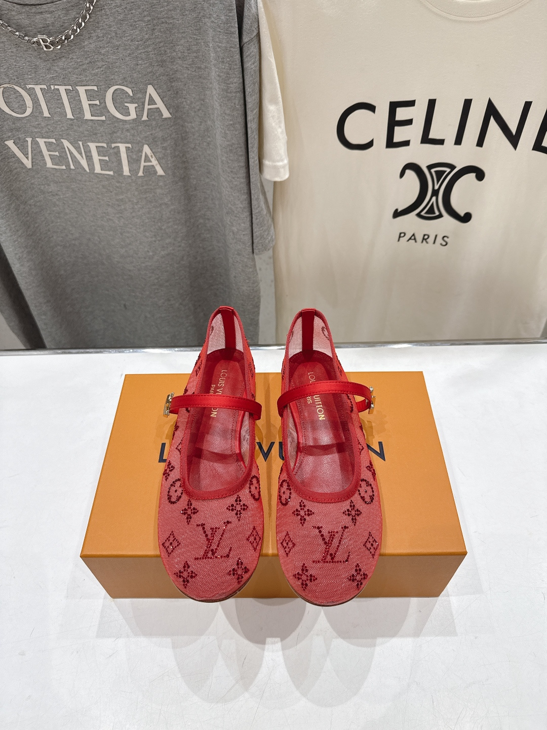NO:890021,High version Louis Vuitton ss26 new arrival LV donkey brand spring and summer series Mary Jane mesh flat shoes new product simple and exquisite, full of high-end feeling, showing elegance ~ super good-looking on the feet, perfect for summer shoes. Imported rhinestone mesh on the upper, sheepskin lining on the upper, genuine leather outsole imported from Italy, size 35-41 (40.41 custom-made, non-refundable), ballet shoes, louis  vuitton,louis vuitton,louis vuitton,mary jane,flats,sheepskin,Leather soles19860909高版本  Louis Vuitton ss26 new arrival LV驴牌春夏系列玛丽珍网面平底鞋单鞋新品 简约精致,高级感满满,尽显优雅气质～上脚超好看,拉满了夏日美鞋的绝绝子 鞋面进口烫钻网面 内里羊皮内里 大底意大利进口真皮大底 码数35-41（40.41订做不退换）,芭蕾舞鞋,louis vuitton,louis vuitton,louis vuitton,mary jane,flats,sheepskin,Leather soles,Women's Shoes
