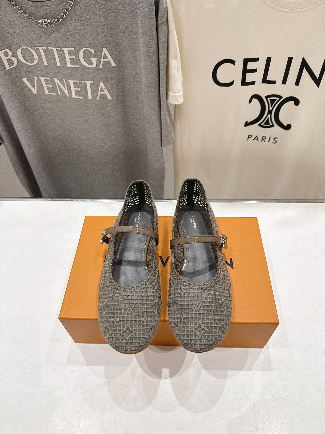 NO:890010,High version Louis Vuitton ss26 new arrival LV donkey brand spring and summer series new Mary Jane mesh flat shoes. Simple and exquisite, full of high-end feeling, showing elegance ~ super good-looking on the feet, perfect for summer shoes. Imported woven lace mesh upper, sheepskin lining, outsole, genuine leather outsole imported from Italy, size 35-41 (40.41 custom-made, non-refundable), slippers, louis  vuitton,louis vuitton,louis vuitton,mary jane,flats,slippers,sheepskin,Leather soles19860909高版本  Louis Vuitton ss26 new arrival LV驴牌春夏系列玛丽珍网面平底鞋单鞋新品 简约精致,高级感满满,尽显优雅气质～上脚超好看,拉满了夏日美鞋的绝绝子 鞋面进口编织蕾丝网面 内里羊皮内里 大底意大利进口真皮大底 码数35-41（40.41订做不退换）,拖鞋单鞋,louis vuitton,louis vuitton,louis vuitton,mary jane,flats,slippers,sheepskin,Leather soles,Women's Shoes