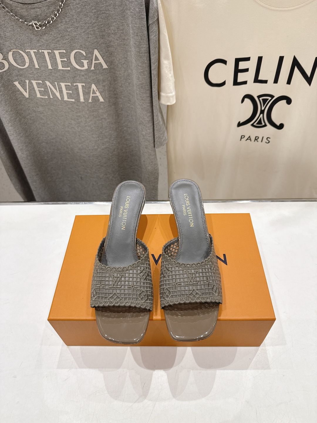 NO:890015,High version Louis Vuitton ss26 new arrival LV donkey brand summer series new high-heeled mesh slippers. Simple and exquisite, full of high-end feeling, full of elegance ~ super good-looking on the feet, perfect for summer shoes. Imported woven mesh upper, sheepskin foot pads, genuine leather outsole imported from Italy, high heels 5.5cm, size 35-41 (40.41.42 custom-made, non-returnable), slippers, single shoes, louis  vuitton,louis vuitton,louis vuitton,slippers,sheepskin,leather soles19860909高版本  Louis Vuitton ss26 new arrival LV驴牌夏季系列新款高跟网面拖鞋 简约精致,高级感满满,尽显优雅气质～上脚超好看,拉满了夏日美鞋的绝绝子 鞋面进口编织网面鞋面 垫脚羊皮 大底意大利进口真皮大底 高跟5.5cm 码数35-41（40.41.42订做不退换）,拖鞋单鞋,louis vuitton,louis vuitton,louis vuitton,slippers,sheepskin,Leather soles,Women's Shoes