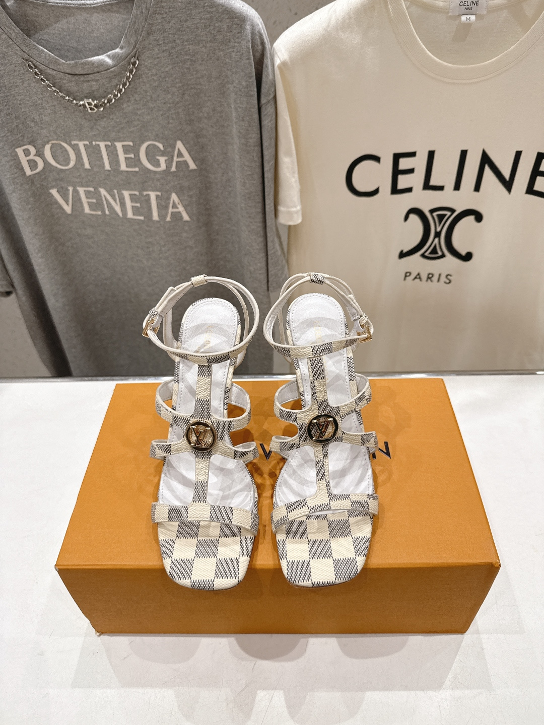 NO:890005,High version Louis Vuitton ss26 new arrival LV donkey brand summer series new high-heeled sandals. Simple and exquisite, full of high-end, showing elegance ~ super good-looking on the feet, perfect for summer shoes. Imported cowhide upper, sheepskin lining, outsole imported genuine leather outsole from Italy. Heel height 9.5cm, size 35-41 (40.41 custom-made, non-refundable), high-heeled sandals, louis vuitton, louis  vuitton,louis vuitton,sandals,high heels,cowhide,sheepskin,Leather soles19860909高版本  Louis Vuitton ss26 new arrival LV驴牌夏季系列新款高跟鞋凉鞋 简约精致,高级感满满,尽显优雅气质～上脚超好看,拉满了夏日美鞋的绝绝子 鞋面进口牛皮 内里羊皮内里 大底意大利进口真皮大底 跟高9.5cm 码数35-41（40.41订做不退换）,高跟鞋凉鞋,louis vuitton,louis vuitton,louis vuitton,sandals,high heels,cowhide,sheepskin,Leather soles,Women's Shoes
