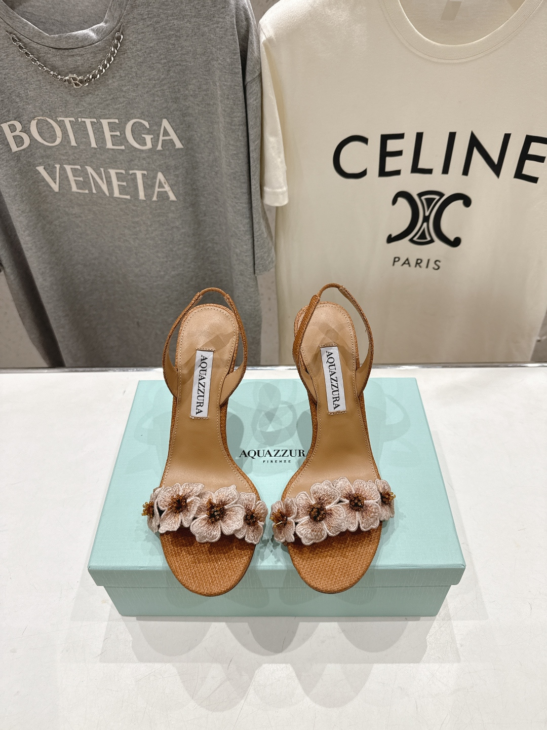 NO:890075,High version 'q' AQUAZZURA/Pineapple F072 2026ss new summer floral high-heeled sandals _______________________________ A one-to-one replica of the original version, the highest version on the market and top quality!  Wearing this kind of Blingbling shoes in summer is really beautiful. Girls really can't resist its beauty. The upper feet are very fairy-like, and the feet feel incomparably comfortable. They have an elegant temperament. The original imported material for the uppers. Grained sheepskin lining for the feet. Heel height: 10cm. Outsole. Genuine leather outsole imported from Italy. Size 35-39 (34.40.41.42.43 customized, non-returnable). Top quality, high-heeled sandals, sandals, high heels, sheepskin, Leather soles.19860909高版本 「q」AQUAZZURA/菠萝F072 2026ss夏季新款花卉高跟凉鞋 _______________________________ 原版一比一复刻,市场最高版本顶级货！夏天穿这种Blingbling的鞋子真的绝美女孩子真的无法抵御它的美 上脚非常仙女范,脚感无敌舒适 气质高雅 鞋面原版进口材质 垫脚粒面羊皮里 跟高:10cm 大底意大利进口真皮大底 码数35-39（34.40.41.42.43定制不退换） 顶级品质,高跟鞋凉鞋,sandals,high heels,sheepskin,Leather soles,Women's Shoes