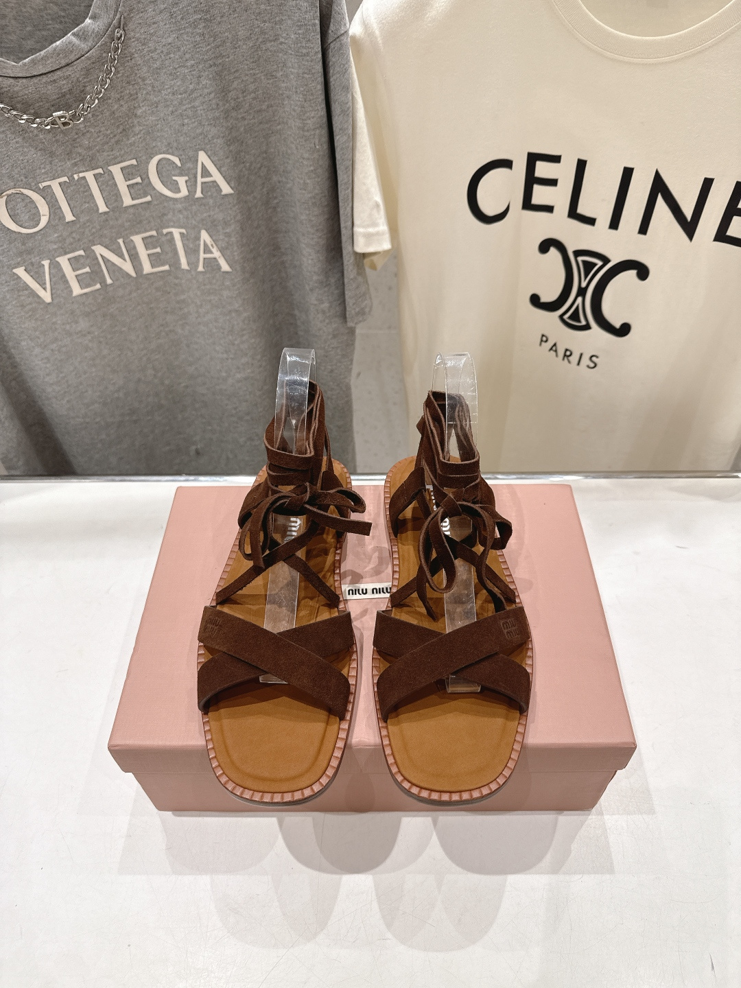 NO:890062,High version MiuMiu Miu Miu F033 2026ss fairy simple style flat sandals are a versatile new style for summer. They are comfortable and easy to wear. They look white on the feet. They look good no matter how you wear them. They are the favorite of fashionistas this summer~ The most popular flat sandals in the world, appearing on the covers of major fashion magazines and worn by celebrities and Xiaohongshu bloggers~ The best choice to match with long skirts and hot pants. You will not regret it if you close your eyes.  The original version is developed one to one (ZP develops the shoe shape and details are in place). The upper is imported suede cowhide, the lining is cowhide, the midsole is the original custom-made midsole water platform, the outsole is a genuine leather outsole imported from Italy, the size is 35-40 (40.41 custom-made, non-refundable), sandals, miumiu, sandals, skirts, cowhide, Leather soles19860909高版本  MiuMiu缪缪F033 2026ss仙女简约风平底凉鞋夏季百搭新款.舒适又好穿,上脚显白 怎么穿都好看,今夏时髦精最爱～ 全球最火平底凉鞋, 出现在各大时装杂志封面·各路明星、小红书博主着用～搭配长裙、热裤的不二选择,闭眼入都是不会后悔 原版一比一开发（ZP开发鞋型、细节到位） 鞋面进口头层反绒牛皮 内里牛皮 中底原版定制中底水台 大底意大利进口真皮大底 码数35-40（40.41订做不退换）,凉鞋,miumiu,sandals,skirts,cowhide,Leather soles,Women's Shoes