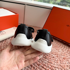 G059顶级品质Hermes爱马仕 H家 休闲玛丽珍魔术贴小白鞋运动风格山羊皮运动鞋,搭配灵感源自经典“ G059顶级品质Hermes爱马仕 H家 休闲玛丽珍魔术贴小白鞋运动风格山羊皮运动鞋,搭配灵感源自经典“