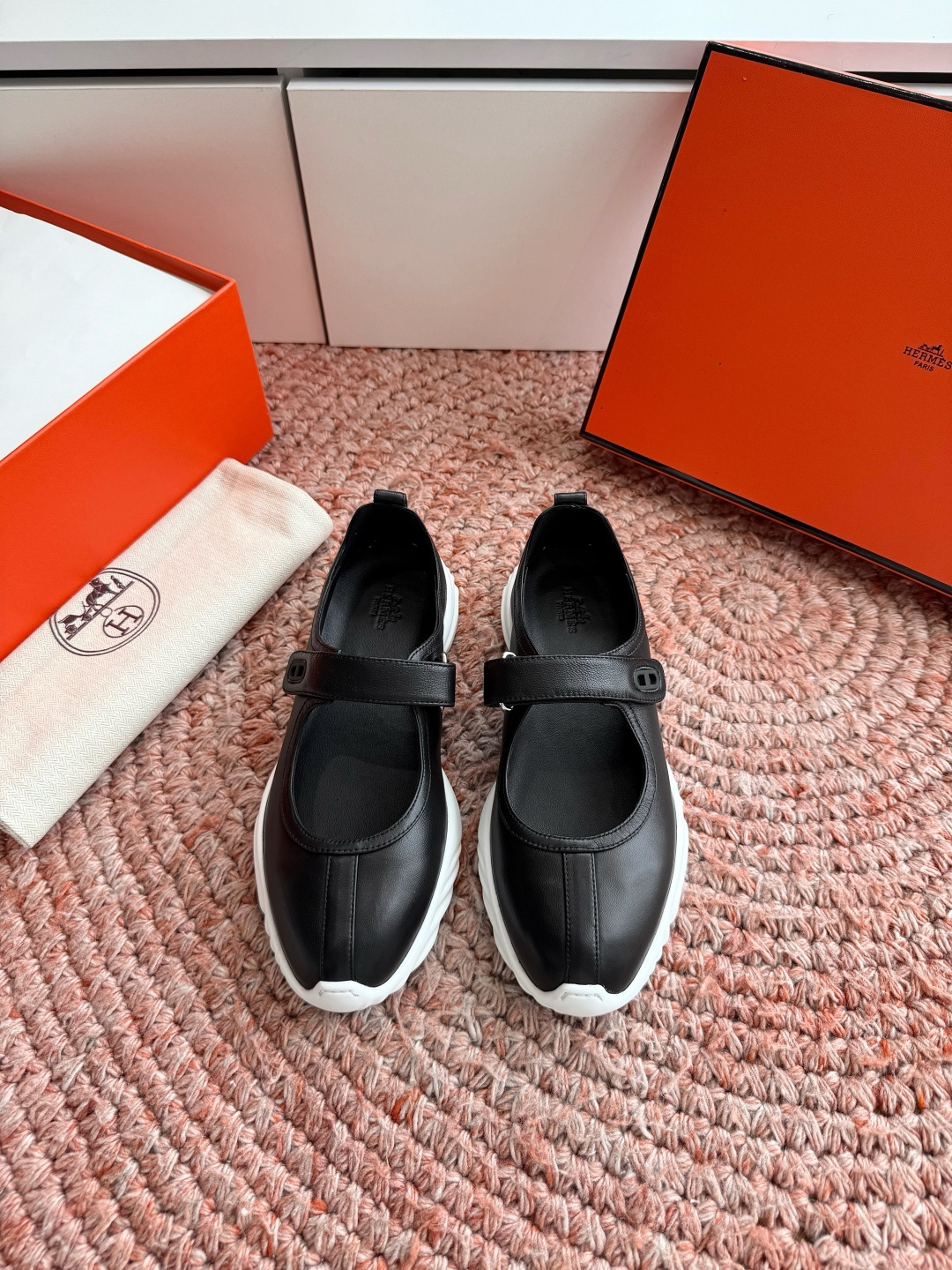 G059顶级品质Hermes爱马仕 H家 休闲玛丽珍魔术贴小白鞋运动风格山羊皮运动鞋，搭配灵感源自经典“