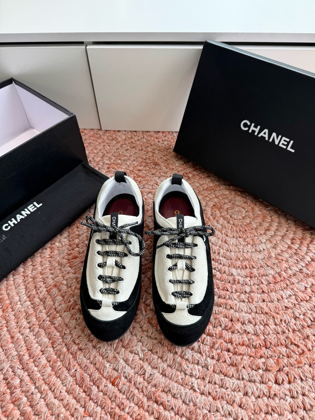 G059chanel26a球鞋美到心巴上一买一个不吱声讲道理 看到实物穿上脚 就会觉得右边黑色的更好看 
