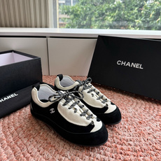 G059chanel26a球鞋美到心巴上一买一个不吱声讲道理 看到实物穿上脚 就会觉得右边黑色的更好看 G059chanel26a球鞋美到心巴上一买一个不吱声讲道理 看到实物穿上脚 就会觉得右边黑色的更好看