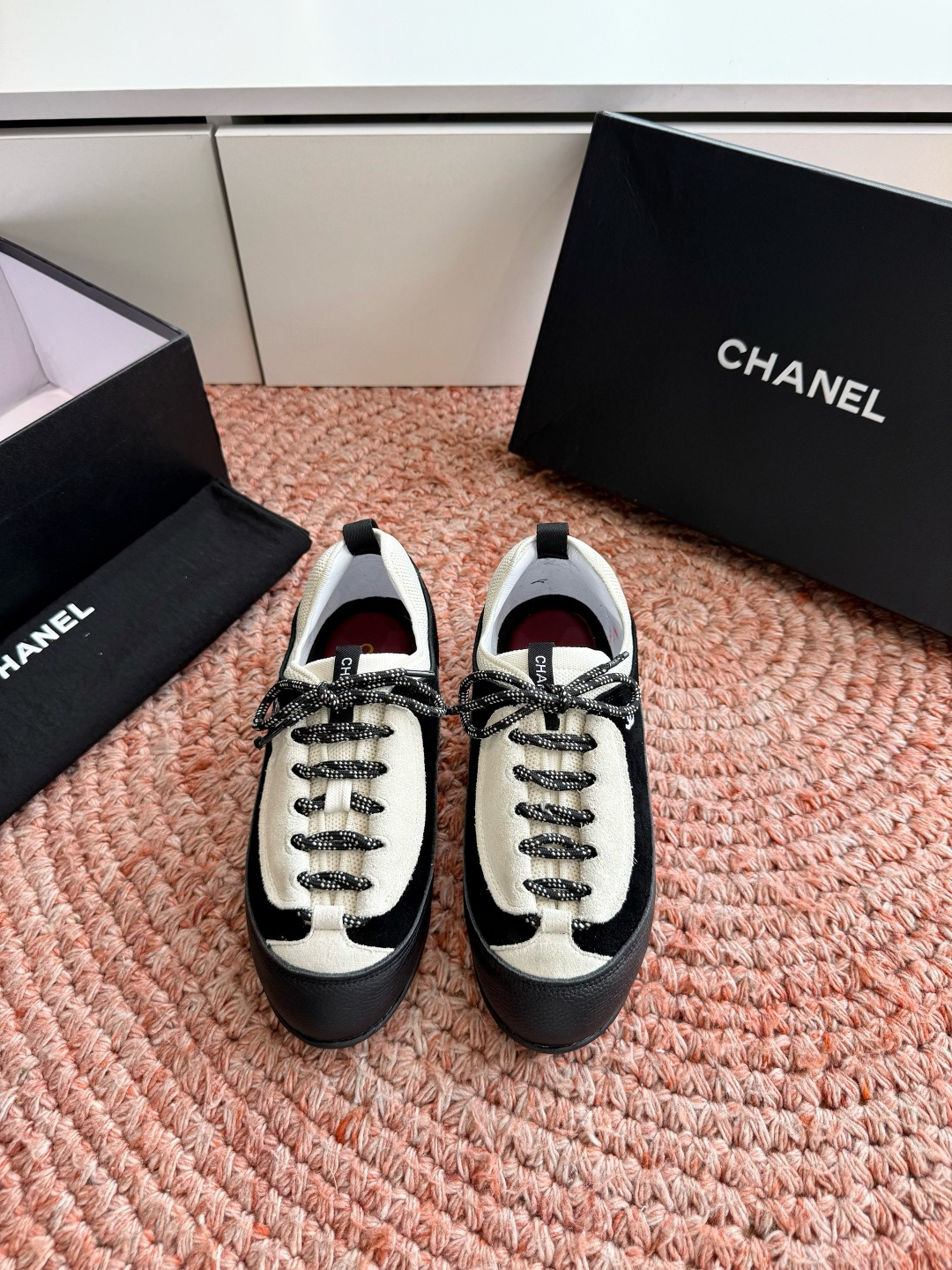 G059chanel26a球鞋美到心巴上一买一个不吱声讲道理 看到实物穿上脚 就会觉得右边黑色的更好看 