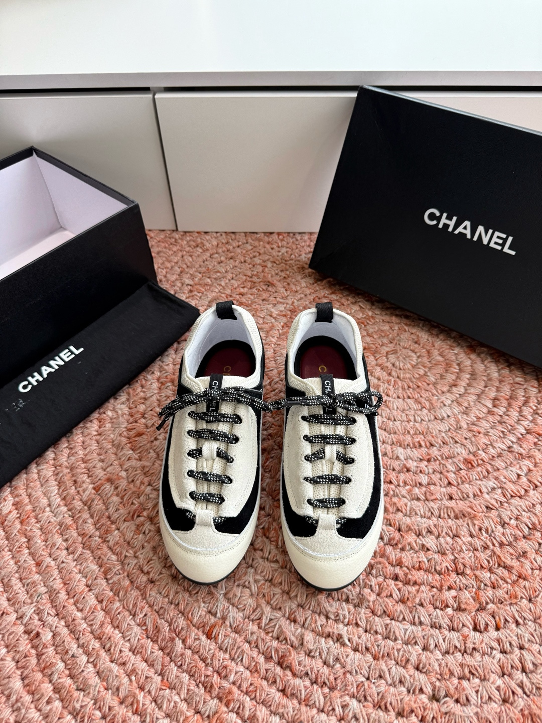 G059chanel26a球鞋美到心巴上一买一个不吱声讲道理 看到实物穿上脚 就会觉得右边黑色的更好看 