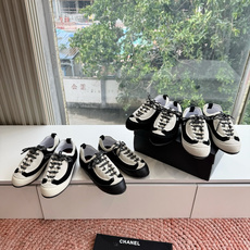 G059chanel26a球鞋美到心巴上一买一个不吱声讲道理 看到实物穿上脚 就会觉得右边黑色的更好看 G059chanel26a球鞋美到心巴上一买一个不吱声讲道理 看到实物穿上脚 就会觉得右边黑色的更好看
