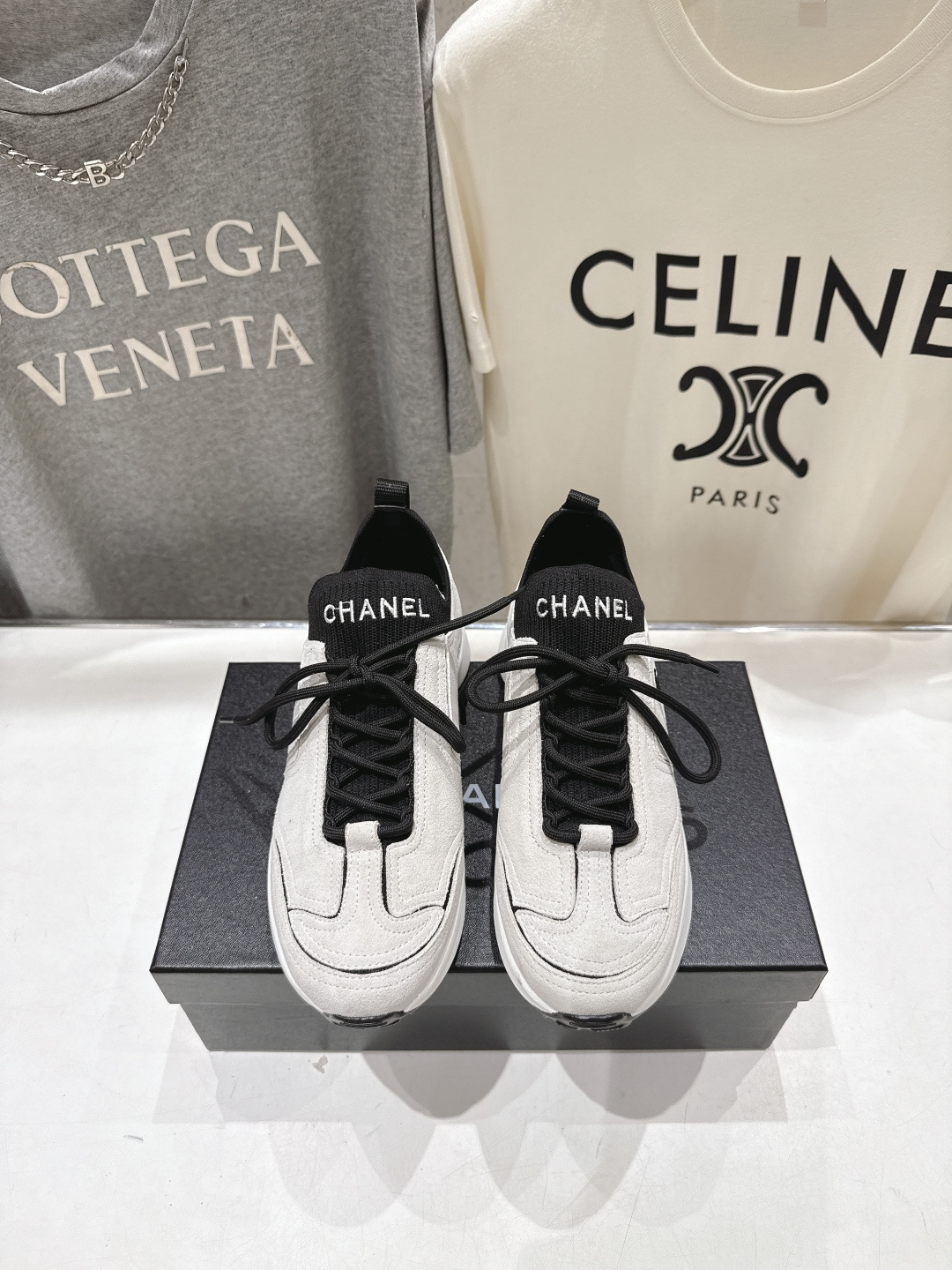 NO:890035,High version Chanel F067 Xiaoxiang 2026ss catwalk new lace-up panda shoes casual shoes sports shoes top version ~ original development last type, delicate and stylish, wide feet are not afraid, will not make the feet fat, the feet look good and comfortable!  It feels very light on the feet!  Comfortable and breathable!  Super white, really a perfect match. The upper is imported first-layer cowhide. The lining is customized with breathable mesh. The outsole is an original molded combination outsole. Size35-39 (customized at 40.41), casual shoes/sports shoes, chanel, chanel, sneakers, cowhide19860909高版本  Chanel香奈儿F067 小香 2026ss走秀新款系带熊猫鞋休闲鞋运动鞋 顶级版本～原版开发楦型 秀气有型 宽脚也不怕 不会显脚肥,上脚好看又舒适！穿起来脚感非常轻盈！舒适透气！超级显白 真的是绝搭到爆炸 鞋面进口头层牛皮 内里定制透气网布 大底原版开模组合大底 Size35-39（40.41定做）,休闲鞋/运动鞋,chanel,chanel,sneakers,cowhide,Women's Shoes