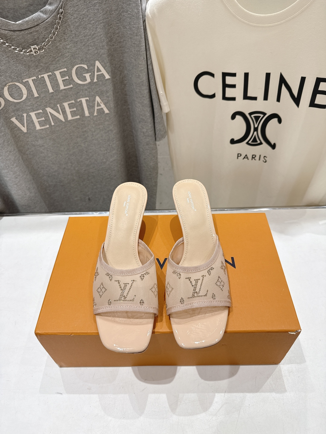 NO:889995,High version Louis Vuitton ss26 new arrival LV donkey brand summer series new high-heeled rhinestone mesh slippers. Simple and exquisite, full of high-end feeling, showing elegance ~ super good-looking on the feet, perfect for summer shoes. Imported rhinestone mesh upper, sheepskin foot pad, genuine leather outsole imported from Italy, high heels 4.5cm  Size 35-41 (40.41.42 custom-made, non-refundable), slippers, louis vuitton, louis vuitton, louis vuitton, slippers, sheepskin, Leather soles19860909高版本  Louis Vuitton ss26 new arrival LV驴牌夏季系列新款高跟烫钻网面拖鞋 简约精致,高级感满满,尽显优雅气质～上脚超好看,拉满了夏日美鞋的绝绝子 鞋面进口烫钻网面鞋面 垫脚羊皮 大底意大利进口真皮大底 高跟4.5cm 码数35-41（40.41.42订做不退换）,拖鞋,louis vuitton,louis vuitton,louis vuitton,slippers,sheepskin,Leather soles,Women's Shoes