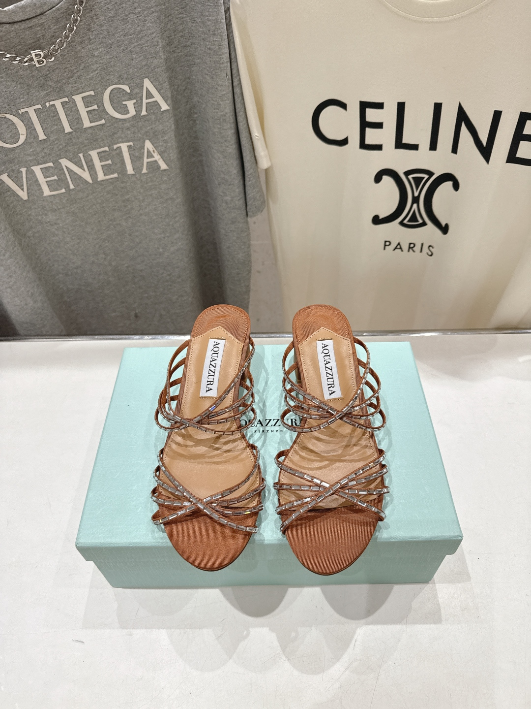 NO:890013,High version 'q' AQUAZZURA/Pineapple F072 2026ss summer new style high-heeled slippers with strips and hot diamonds _______________________________ A one-to-one replica of the original version, the highest version on the market and top quality!  All hand-sewn stitch by stitch!  Girls really can't resist its beauty. The upper feet are very fairy-like, and the feet feel incomparably comfortable. The temperament is elegant. The upper is imported sheepskin + handmade rhinestones. The foot pads are made of grained sheepskin. The outsole is genuine leather imported from Italy. The heel height is 5cm. The size is 35-39 (40.41.42.43 customization is non-refundable). Top quality, slippers, slippers, sheepskin, Leather soles.19860909高版本 「q」AQUAZZURA/菠萝F072 2026ss夏季新款抽条烫钻高跟拖鞋 _______________________________ 原版一比一复刻,市场最高版本顶级货！全手工一针一线缝制！女孩子真的无法抵御它的美 上脚非常仙女范,脚感无敌舒适 气质高雅 鞋面进口羊皮+手工水钻 垫脚粒面羊皮里 大底意大利进口真皮大底 跟高5cm 码数35-39（40.41.42.43定制不退换） 顶级品质,拖鞋,slippers,sheepskin,Leather soles,Women's Shoes