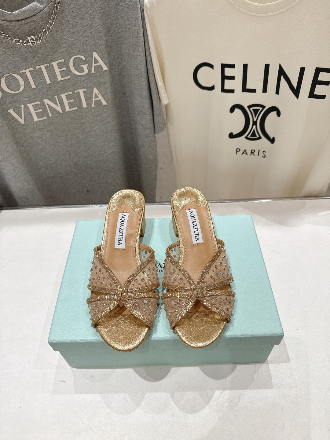 NO:890020,High version 'q' AQUAZZURA/Pineapple F072 2026ss summer new mesh hot-drilled high-heeled slippers _______________________________ A one-to-one replica of the original version, the highest version on the market and top quality!  All hand-sewn stitch by stitch!  Girls really can't resist its beauty. The upper feet are very fairy-like, and the feet feel unparalleled and comfortable. The temperament is elegant. The upper is imported sheepskin + mesh hot rhinestones. The foot pads are made of grained sheepskin. The outsole is genuine leather imported from Italy. The heel height is 5cm. The size is 35-39 (40.41.42.43 customization is non-refundable). Top quality, slippers, slippers, sheepskin, Leather soles.19860909高版本 「q」AQUAZZURA/菠萝F072 2026ss夏季新款网面烫钻高跟拖鞋 _______________________________ 原版一比一复刻,市场最高版本顶级货！全手工一针一线缝制！女孩子真的无法抵御它的美 上脚非常仙女范,脚感无敌舒适 气质高雅 鞋面进口羊皮+网面烫钻 垫脚粒面羊皮里 大底意大利进口真皮大底 跟高5cm 码数35-39（40.41.42.43定制不退换） 顶级品质,拖鞋,slippers,sheepskin,Leather soles,Women's Shoes