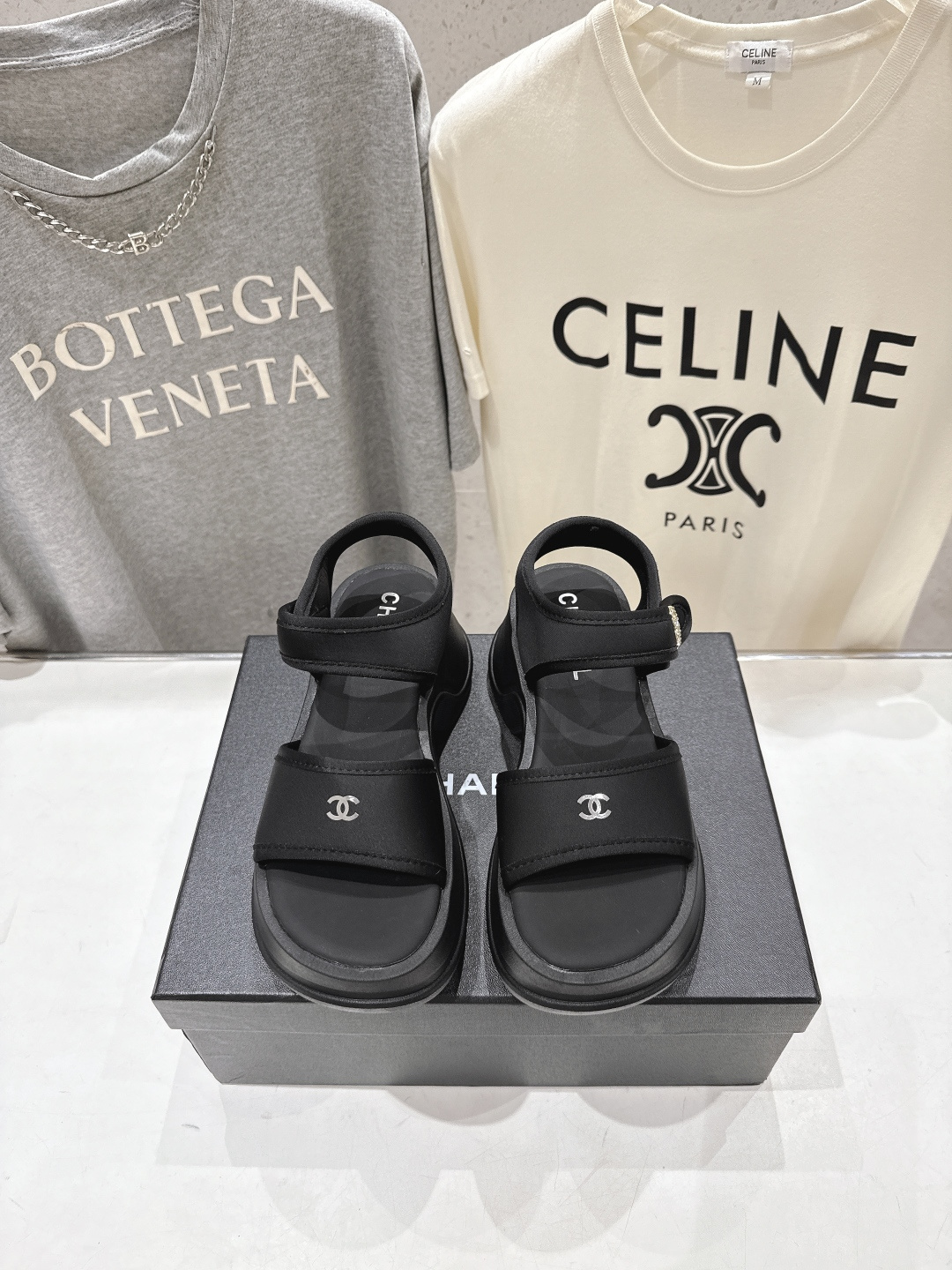 NO:890026,The high version of Chanel* Chanel F036 Xiaoxiang 2026ss summer popular thick-soled sandals is really very attractive. The more I look at it, the more I like it!  Good news for short babies: they can directly lengthen their body proportions!  !  The shoe body is soft and comfortable, the sole is wear-resistant and non-slip - and each color is very versatile and looks very good on the foot. It is really suitable for this summer. The fabric is original and customized elastic Lycra fabric. The lining is customized and imported woven fabric. The outsole is original open-molded TPU molded sole. Size35-39 (customized for 40 yuan, non-refundable), sandals, chanel, chanel, sandals19860909高版本  Chanel*香奈儿F036 小香2026ss夏季爆款厚底凉鞋 真的是很耐看越看越喜欢！矮个子宝宝的福音 直接拉长身材比例！！ 鞋身柔软舒适,鞋底耐磨防滑-而且每个颜色都非常百搭,上脚非常好看.真的太适合这个夏天 面料原版定制弹力莱卡布料 内里定制进口织布 大底原版开模TPU成型底 Size35-39（40定制不退换）,凉鞋,chanel,chanel,sandals,Women's Shoes
