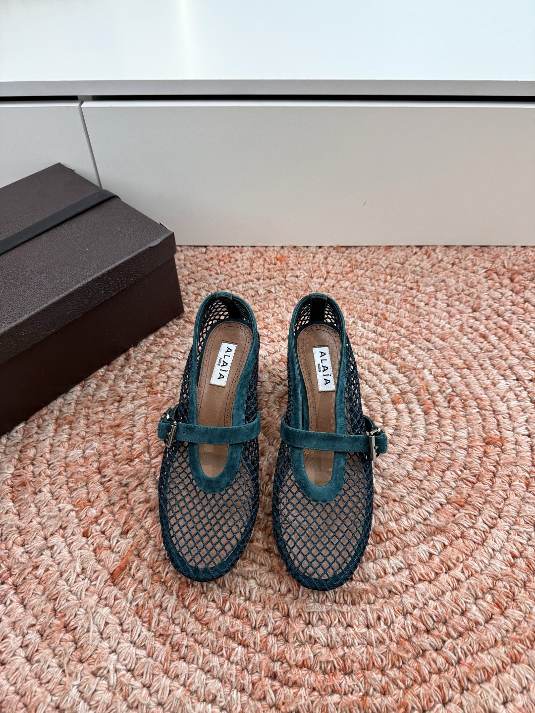 NO:882877,Purchasing agent Alaa hollow high-heeled sandals Alaa's hollow high-heeled sandals are designed with mesh leather, breathable and fashionable, and super comfortable to wear in summer! The thick heel is about 5cm, which elongates the leg shape and is very stable, so walking is not tiring. The adjustable ankle buckle can fit various foot types and is very comfortable. Whether it is worn with a skirt or jeans, the elegant and casual style can be easily controlled. It is suitable for daily outings or light formal occasions. ■Material patent leather/fishnet ■Inner foot pad imported sheepskin ■Outsole imported genuine leather outsole ■Heel height 5.5 cm ■size36-41 (40.41.42 custom-made, non-returnable), single shoes, sandals, skirts, jeans, sheepskin, Leather soles19860909代购级阿莱雅Alaa 镂空高跟凉鞋 Alaa这款镂空高跟凉鞋,采用网状皮革设计,透气又时髦,夏天穿超舒服！粗跟约5cm,拉长腿型还很稳,走路不累.可调节脚踝扣带,贴合各种脚型,舒适度满分～无论搭裙装还是牛仔裤,优雅休闲风都能轻松驾驭,日常出街或轻正式场合都很适合哦. ■面料漆皮/渔网 ■內里垫脚进口羊皮 ■大底意大利进口真皮大底 ■跟高5.5 cm ■size36-41（40.41.42订做不退换）,单鞋,sandals,skirts,jeans,sheepskin,Leather soles,Women's Shoes