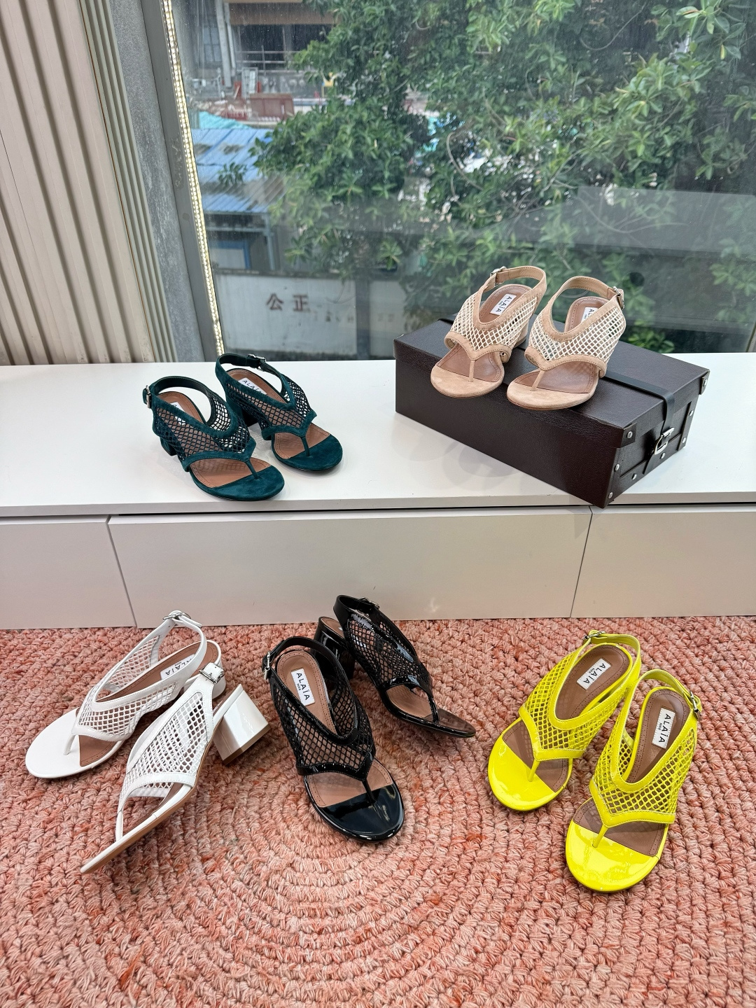 G241代购级阿莱雅Alaïa 镂空高跟凉鞋​​✨Alaïa这款镂空高跟凉鞋，采用网状皮革设计，透气又时