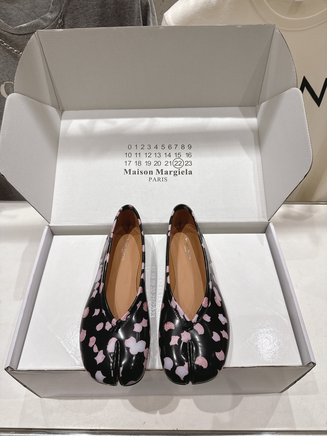 NO:890018,High version [Maison Margiela] MM6 Margiela 2026ss new summer flat-soled split-toe ballet shoes ~ versatile style in summer. Comfortable and easy to wear, whitening on the feet. Looks good no matter how you wear it. This summer fashionista's favorite ~ The most popular split-toe shoes in the world, appeared on the covers of major fashion magazines. Used by celebrities and Xiaohongshu bloggers ~ The best choice to match with long skirts and hot pants. You will not regret it if you close your eyes.  The original version is developed one-to-one (ZP develops the shoe shape and details are in place). Original custom-made cowhide printed on the upper with rainbow-dot patterns. Imported sheepskin lining. Outsole. Genuine leather outsole imported from Italy. Size 35-40 (40.41 custom-made, non-refundable). Split-toe shoes, masion margiela, masion margiela, skirts, cowhide, sheepskin, Leather soles19860909高版本【Maison Margiela】MM6马吉拉2026ss新品夏季平底分趾鞋芭蕾舞鞋～夏季百搭款 舒适又好穿,上脚显白 怎么穿都好看,今夏时髦精最爱～ 全球最火分趾鞋, 出现在各大时装杂志封面·各路明星、小红书博主着用～搭配长裙、热裤的不二选择,闭眼入都是不会后悔 原版一比一开发（ZP开发鞋型、细节到位） 鞋面原版定制牛皮印刷彩虹点点纹路 内里进口羊皮 大底意大利进口真皮大底 码数35-40（40.41订做不退换）,分趾鞋,masion margiela,masion margiela,skirts,cowhide,sheepskin,Leather soles,Women's Shoes