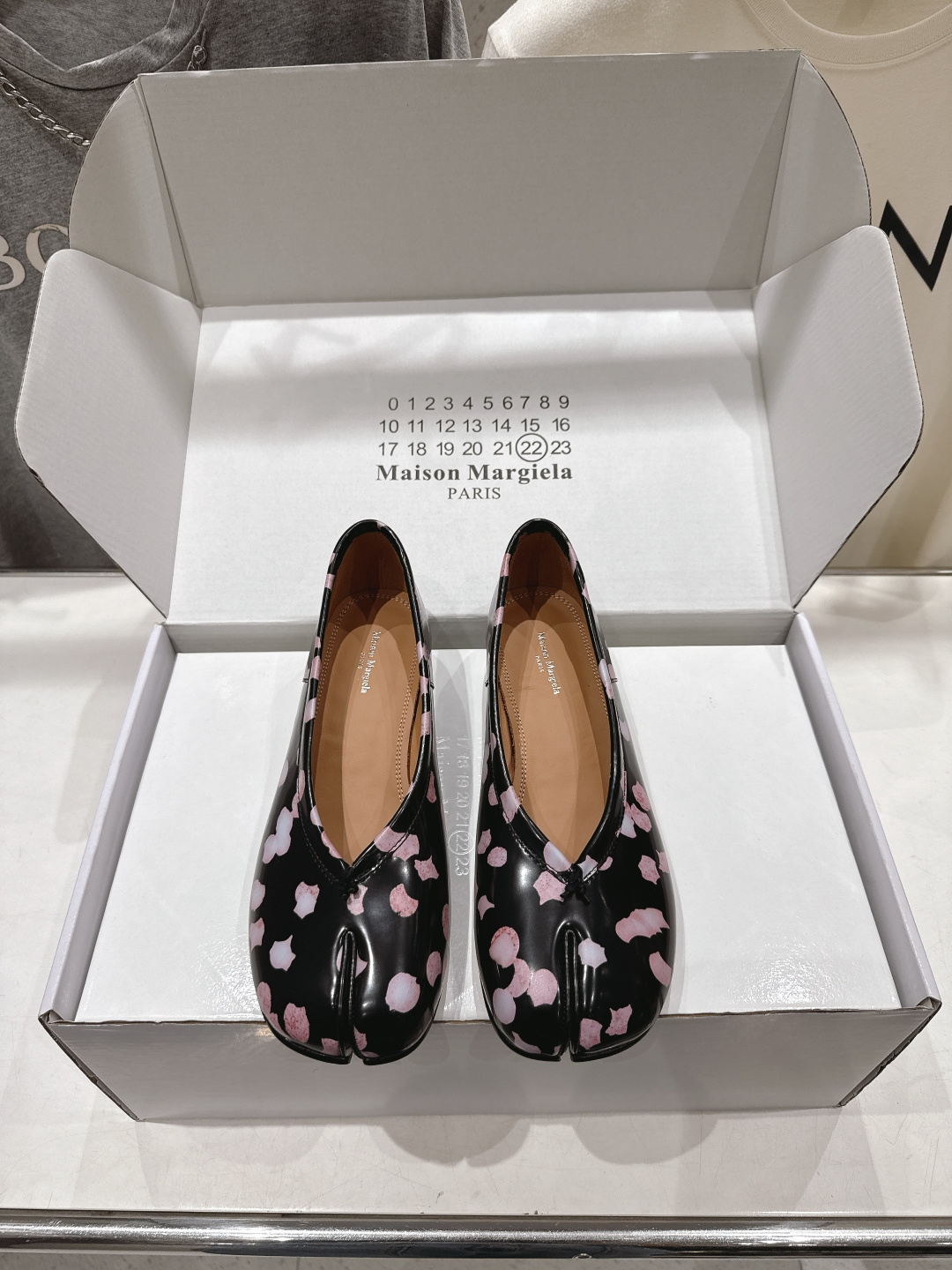 NO:890025,High version [Maison Margiela] MM6 Margiela 2026ss new summer high-heeled split-toe ballet shoes ~ versatile summer style, comfortable and easy to wear, whitening on the feet, looks good no matter how you wear it, this summer fashionista's favorite ~ The most popular split-toe shoes in the world, appeared on the covers of major fashion magazines, worn by celebrities and Xiaohongshu bloggers ~ the best choice to match with long skirts and hot pants, you will not regret it if you close your eyes.  The original version is developed one-to-one (ZP develops the shoe shape and details are in place). Original custom-made cowhide printed on the upper with rainbow-dot patterns. Imported sheepskin lining. Outsole. Genuine leather outsole imported from Italy. Size 35-40 (40.41 custom-made, non-refundable). Split-toe shoes, masion margiela, masion margiela, skirts, cowhide, sheepskin, Leather soles19860909高版本【Maison Margiela】MM6马吉拉2026ss新品夏季高跟分趾鞋芭蕾舞鞋～夏季百搭款 舒适又好穿,上脚显白 怎么穿都好看,今夏时髦精最爱～ 全球最火分趾鞋, 出现在各大时装杂志封面·各路明星、小红书博主着用～搭配长裙、热裤的不二选择,闭眼入都是不会后悔 原版一比一开发（ZP开发鞋型、细节到位） 鞋面原版定制牛皮印刷彩虹点点纹路 内里进口羊皮 大底意大利进口真皮大底 码数35-40（40.41订做不退换）,分趾鞋,masion margiela,masion margiela,skirts,cowhide,sheepskin,Leather soles,Women's Shoes