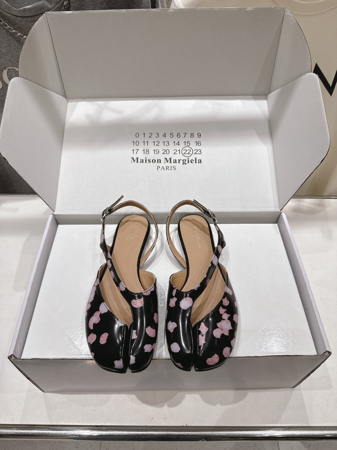 NO:890031,High version [Maison Margiela] MM6 Margiela 2026ss new summer flat toe shoes, ballet shoes and sandals ~ versatile style in summer, comfortable and easy to wear, whitening on the feet, looks good no matter how you wear it, this summer fashionista's favorite ~ the most popular split toe shoes in the world, appeared on the covers of major fashion magazines, worn by celebrities and Xiaohongshu bloggers ~ the best choice to match with long skirts and hot pants, you will not regret it if you close your eyes.  The original version is developed one to one (ZP develops the shoe shape and details are in place). Original custom cowhide printed on the upper with rainbow dot patterns. Imported sheepskin lining. Outsole. Genuine leather outsole imported from Italy. Size 35-40 (40.41 custom-made, non-refundable). Split-toe shoes, masion margiela, masion margiela, sandals, skirts, cowhide, sheepskin, Leather soles19860909高版本【Maison Margiela】MM6马吉拉2026ss新品夏季平底分趾鞋芭蕾舞鞋凉鞋～夏季百搭款 舒适又好穿,上脚显白 怎么穿都好看,今夏时髦精最爱～ 全球最火分趾鞋, 出现在各大时装杂志封面·各路明星、小红书博主着用～搭配长裙、热裤的不二选择,闭眼入都是不会后悔 原版一比一开发（ZP开发鞋型、细节到位） 鞋面原版定制牛皮印刷彩虹点点纹路 内里进口羊皮 大底意大利进口真皮大底 码数35-40（40.41订做不退换）,分趾鞋,masion margiela,masion margiela,sandals,skirts,cowhide,sheepskin,Leather soles,Women's Shoes