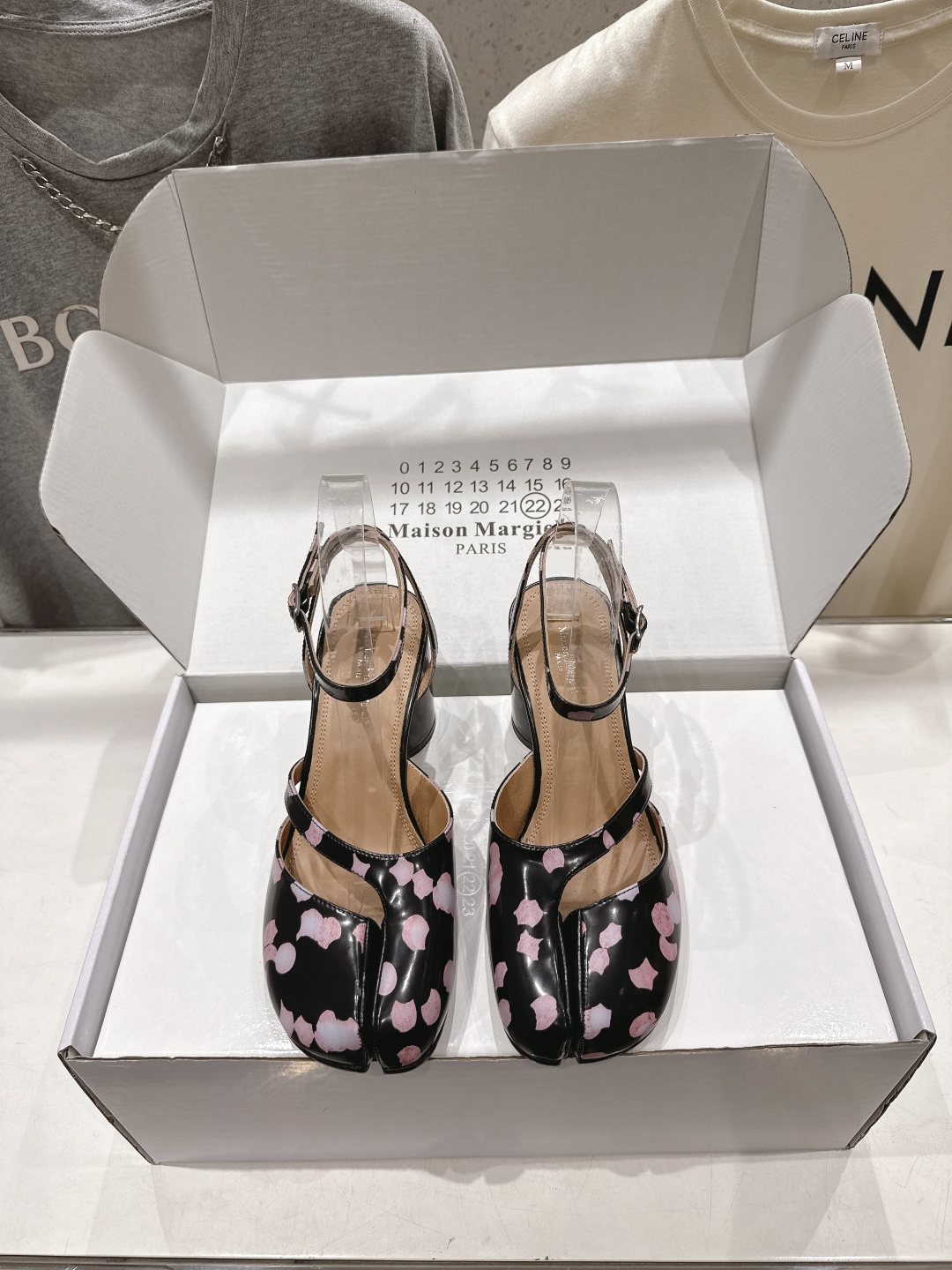 NO:891085,｜Margiela vintage split-toe Mary Jane floral print split-toe sandals. The fabric is made of original customized cowhide. The inner foot pads are all cowhide. Italian imported genuine leather outsole size35-39 (customized 40/41), split-toe shoes, masion margiela,sandals,mary jane,cowhide,Leather soles19860909｜马吉拉 复古分趾玛丽珍花卉印花 分趾鞋凉鞋单鞋 面料采用原版定制牛皮 内里垫脚均为牛皮 意大利进口真皮大底 size35-39（40/41定制）,分趾鞋,masion margiela,sandals,mary jane,cowhide,Leather soles,Women's Shoes