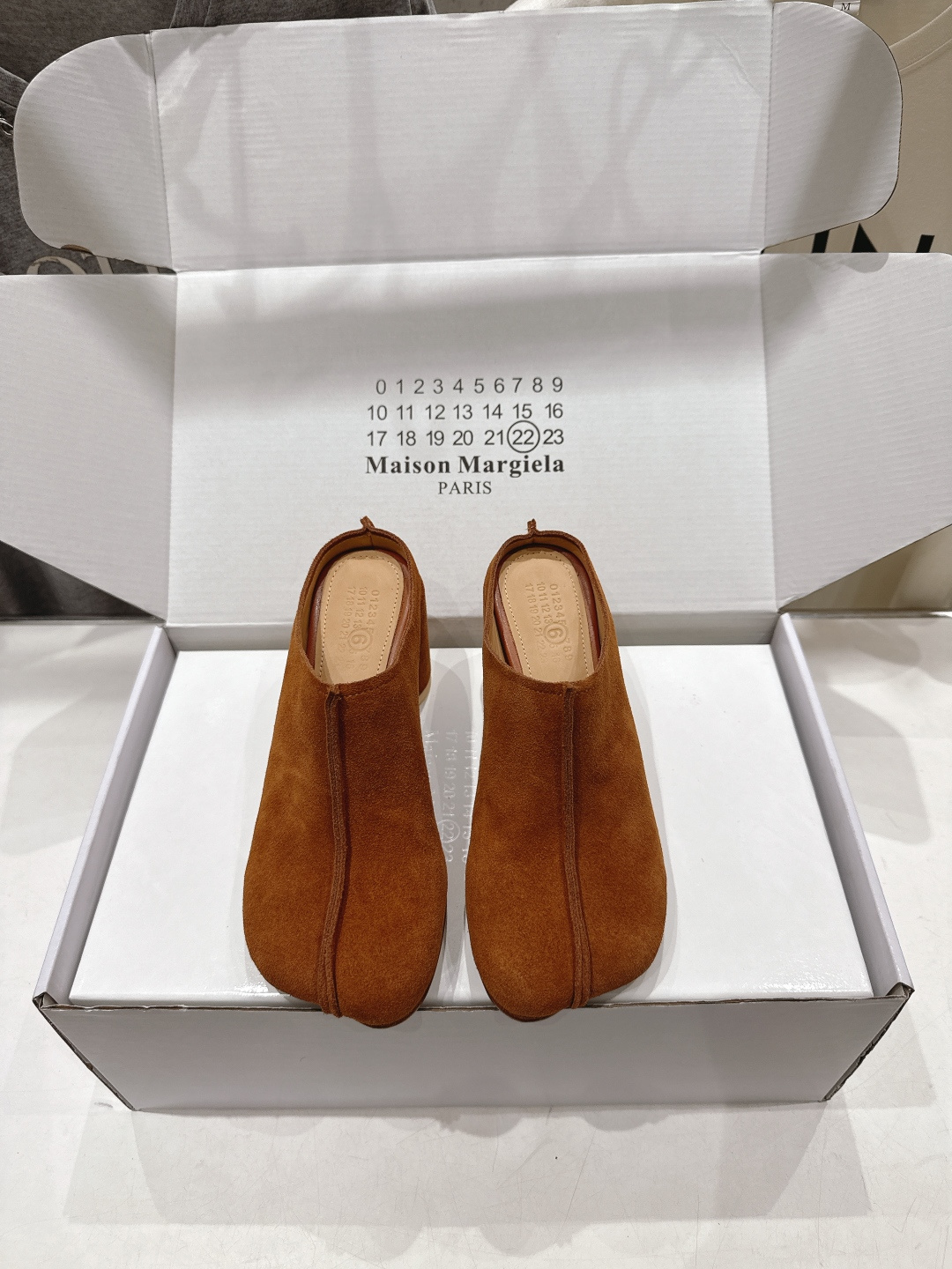 NO:891052,Margiela’s new high-heeled Mule half-pack slippers. Margiela’s pair of Mule slippers really shine in terms of aesthetics!  Classic split stitching in the middle, two kinds of fabrics: smooth cowhide + delicate suede, black/brown/rice/caramel low-saturated earth tones, it looks good no matter what you choose.  The height of the thick wooden heel is just right, so it is stable enough to walk without tiring the feet. The soft padded interior does not wear the heel at all, and the heelless slip-on style is very easy to put on and take off. It is suitable for suits, jeans, and knitted long skirts. It has a lazy French retro feel and is a versatile shoe that can be worn in all seasons. The original version is developed one to one (ZP develops the shoe shape and details are in place). The upper is imported cowhide/high mercerized cowhide suede and the lining is imported cowhide.  Outsole Italian imported genuine leather outsole, heel height 7cm, size 35-40 (40.41 custom made, non-returnable), semi-trailer, masion margiela, slippers, skirts, jeans, business suit, cowhide, chamois leather, Leather soles19860909马吉拉新款 高跟穆勒半包拖鞋 马吉拉这双穆勒拖真的长在审美点上！经典中间分割缝线,光面牛皮+细腻麂皮两种面料,黑/棕/米/焦糖低饱和大地色系,随便挑都很耐看. 粗木质跟高度刚刚好,走路稳到暴走不累脚,软垫内里完全不磨后跟,无后跟拖款穿脱超省事.搭西装、牛仔裤、针织长裙都适配,慵懒法式复古感直接拉满,小众不撞款,四季都能穿的百搭神鞋. 原版一比一开发（ZP开发鞋型、细节到位） 鞋面进口牛皮/高丝光牛反绒 内里进口牛皮 大底意大利进口真皮大底 跟高7cm 码数35-40（40.41订做不退换）,半拖,masion margiela,slippers,skirts,jeans,business suit,cowhide,chamois leather,Leather soles,Women's Shoes