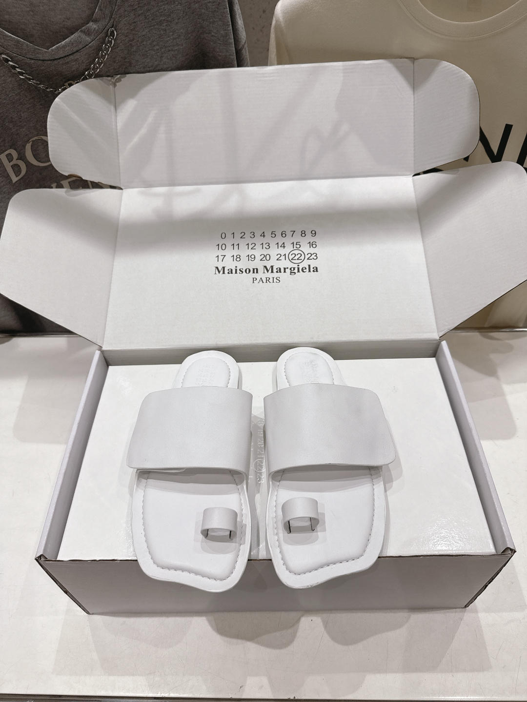 NO:890012,High version [Maison Margiela] MM6 Margiela 2026ss new summer flat flip-flops ~ versatile style in summer. Comfortable and easy to wear, whitening on the feet. Looks good no matter how you wear it. This summer fashionista's favorite ~ The most popular flip-flops in the world, appearing on the covers of major fashion magazines, worn by celebrities and Xiaohongshu bloggers ~ The best choice to match with long skirts and hot pants, you will not regret it if you close your eyes.  The original version is developed one to one (ZP develops the shoe shape and details are in place). The upper is imported cowhide. The lining/foot pad is imported cowhide. The outsole is original rubber outsole. The size is 35-40 (40 can be customized and cannot be returned or exchanged). Split-toe shoes, masion margiela, masion margiela, slippers, skirts, cowhide19860909高版本【Maison Margiela】MM6马吉拉2026ss新品夏季平底夹脚拖鞋～夏季百搭款 舒适又好穿,上脚显白 怎么穿都好看,今夏时髦精最爱～ 全球最火夹趾拖鞋, 出现在各大时装杂志封面·各路明星、小红书博主着用～搭配长裙、热裤的不二选择,闭眼入都是不会后悔 原版一比一开发（ZP开发鞋型、细节到位） 鞋面进口头层牛皮 内里/垫脚进口牛皮 大底原版橡胶大底 码数35-40（40订做不退换）,分趾鞋,masion margiela,masion margiela,slippers,skirts,cowhide,Women's Shoes
