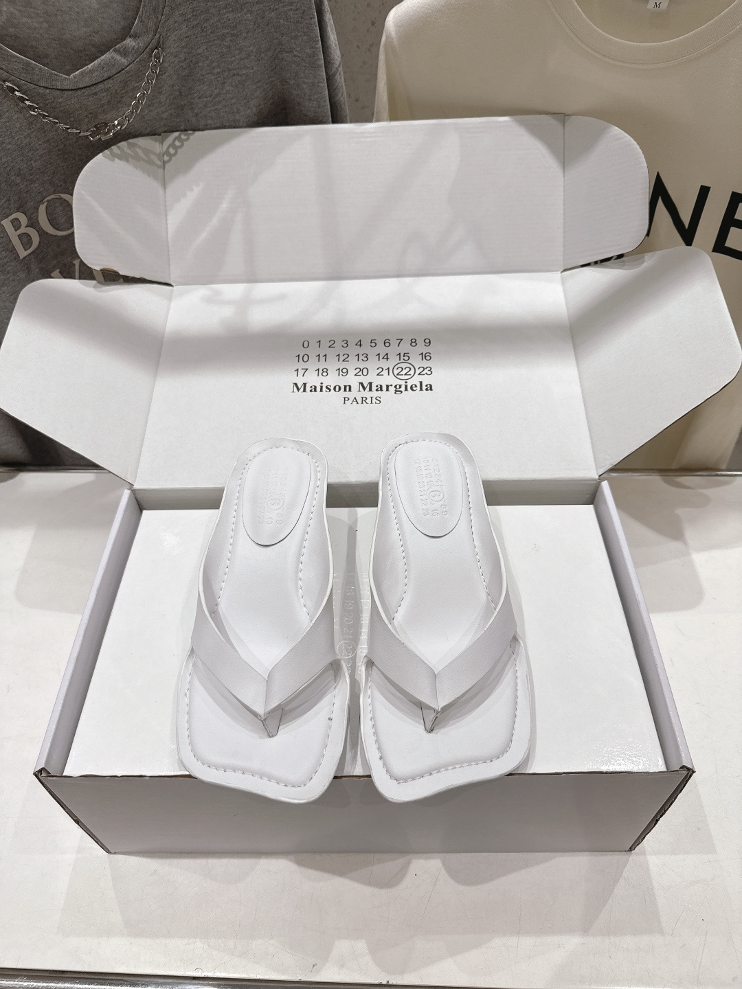 NO:891063,Margiela's new flat flip-flop slippers ~ a versatile style for summer. They are comfortable and easy to wear. They look white on the feet. They look good no matter how you wear them. They are a favorite among fashionistas this summer. The most popular flip-flops in the world, appearing on the covers of major fashion magazines and used by celebrities and Xiaohongshu bloggers. They are the best choice for matching with long skirts and hot pants. You will not regret it if you close your eyes. The original version is developed one to one (ZP develops the shoe shape and details are in place). The upper is imported first-layer cowhide.  Lining/foot pads, imported cowhide outsole, original rubber outsole, size 35-40 (custom-made for 40, non-returnable), split-toe shoes, masion margiela, slippers, skirts, cowhide19860909马吉拉新品 平底夹脚拖鞋～夏季百搭款 舒适又好穿,上脚显白 怎么穿都好看,今夏时髦精最爱～ 全球最火夹趾拖鞋, 出现在各大时装杂志封面·各路明星、小红书博主着用～搭配长裙、热裤的不二选择,闭眼入都是不会后悔 原版一比一开发（ZP开发鞋型、细节到位） 鞋面进口头层牛皮 内里/垫脚进口牛皮 大底原版橡胶大底 码数35-40（40订做不退换）,分趾鞋,masion margiela,slippers,skirts,cowhide,Women's Shoes