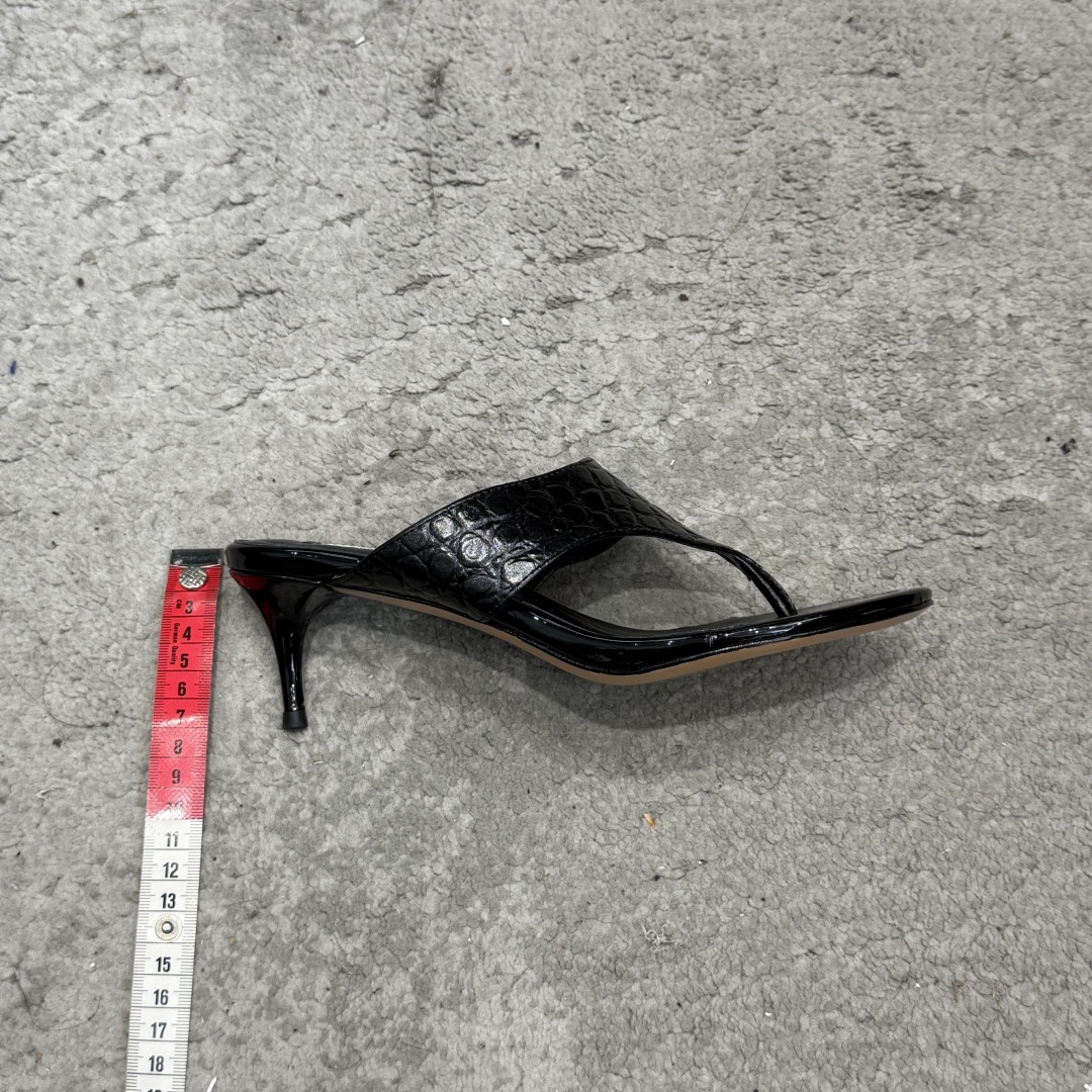 G241代购级阿莱雅Alaïa 镂空高跟凉鞋​​✨Alaïa这款镂空高跟凉鞋，采用网状皮革设计，透气又时