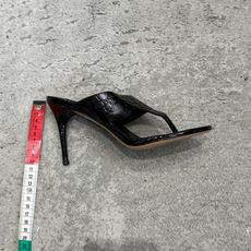 G241代购级阿莱雅Alaïa 镂空高跟凉鞋✨Alaïa这款镂空高跟凉鞋,采用网状皮革设计,透气又时 G241代购级阿莱雅Alaïa 镂空高跟凉鞋✨Alaïa这款镂空高跟凉鞋,采用网状皮革设计,透气又时